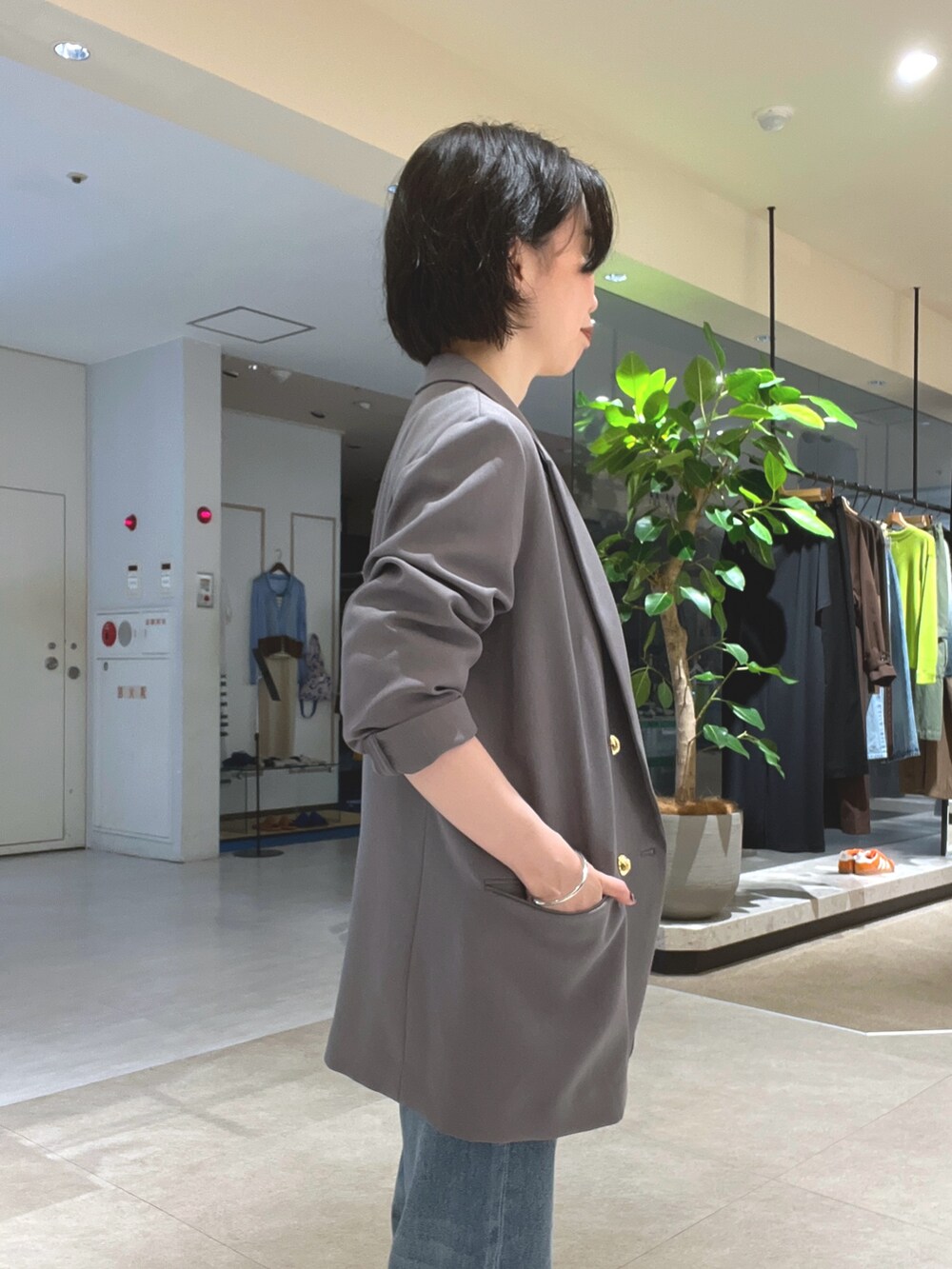 ホワイト系のTシャツ/カットソー、ブルー系のデニムパンツ、ブラック系のローファーを着用したレディースの秋コーディネートの5枚目の写真
