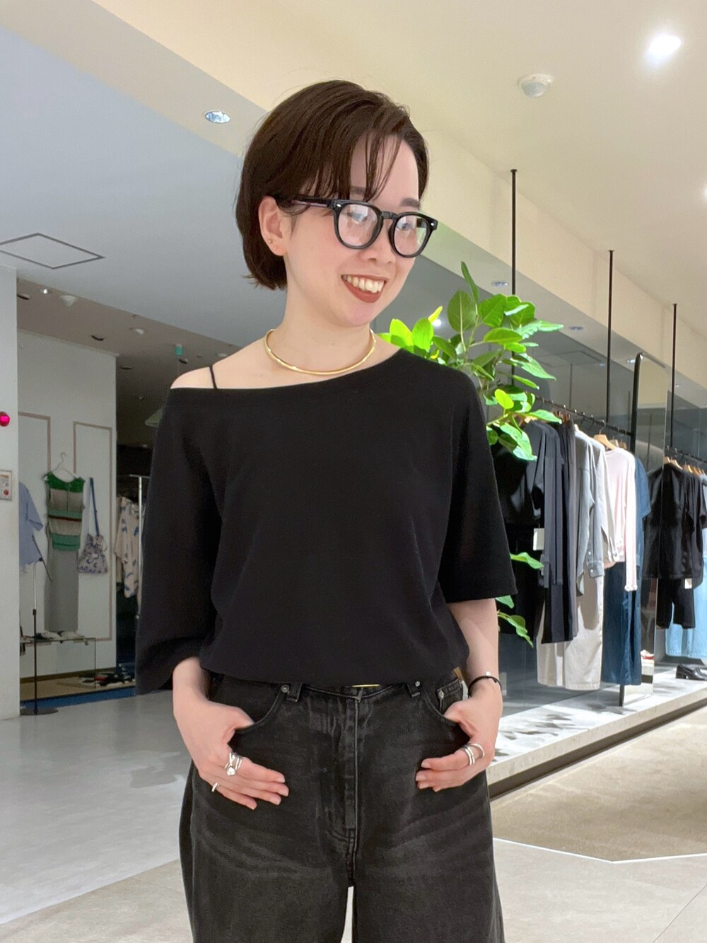 ブラック系のデニムパンツ、ブラック系のTシャツ/カットソー、ブラック系のサングラスを着用したレディースの夏コーディネートの2枚目の写真