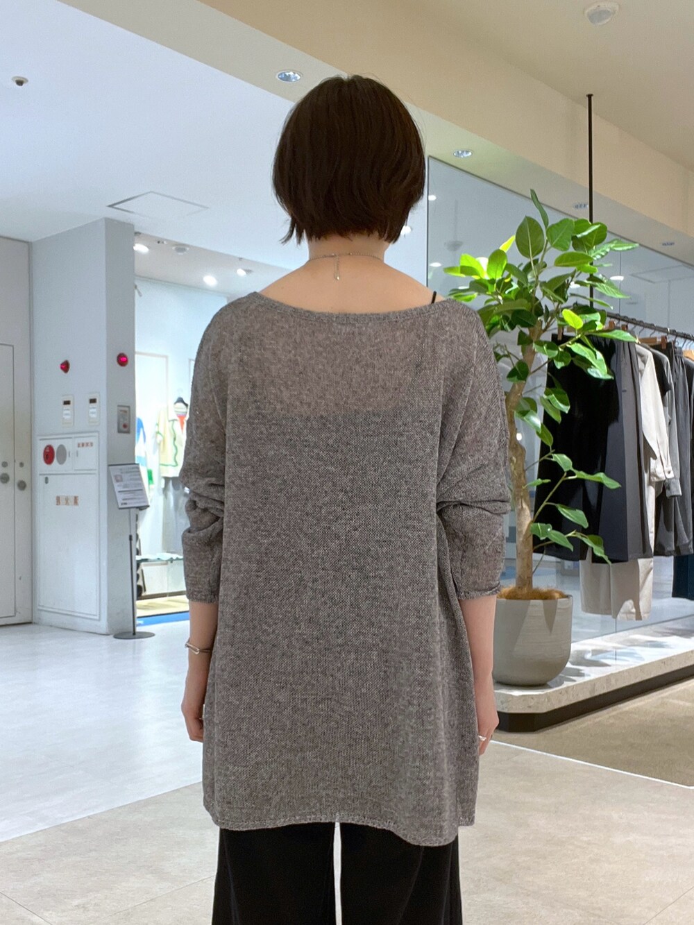 ブラック系のその他パンツ、ブラック系のサンダル、ブラック系のキャミソールを着用したレディースの夏コーディネートの6枚目の写真