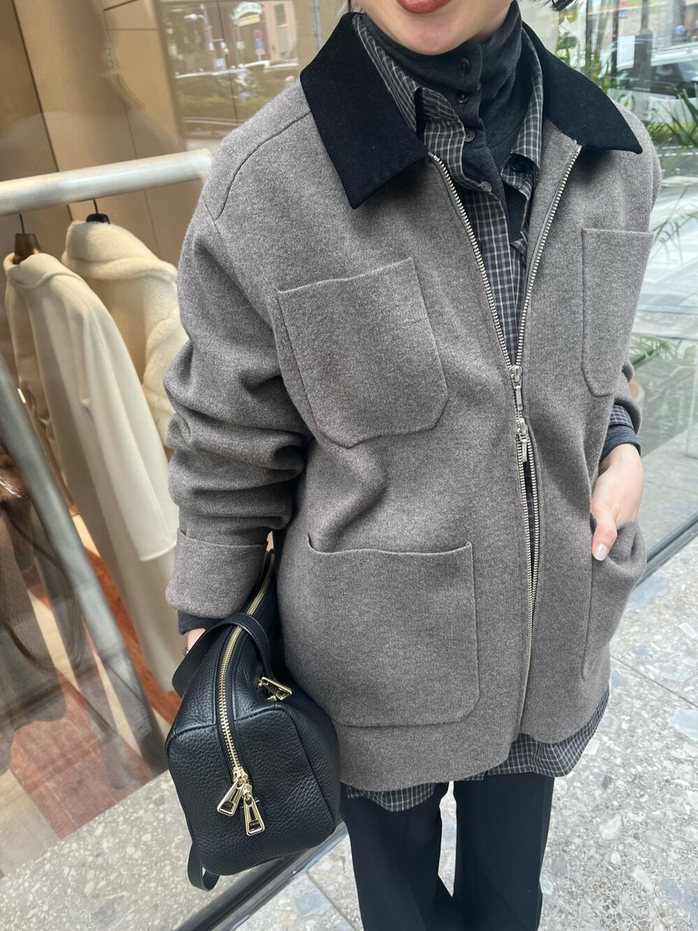 グレー系のニット/セーター、ブラック系のシャツ/ブラウス、ブラック系のブーツを着用したレディースの夏コーディネートの5枚目の写真