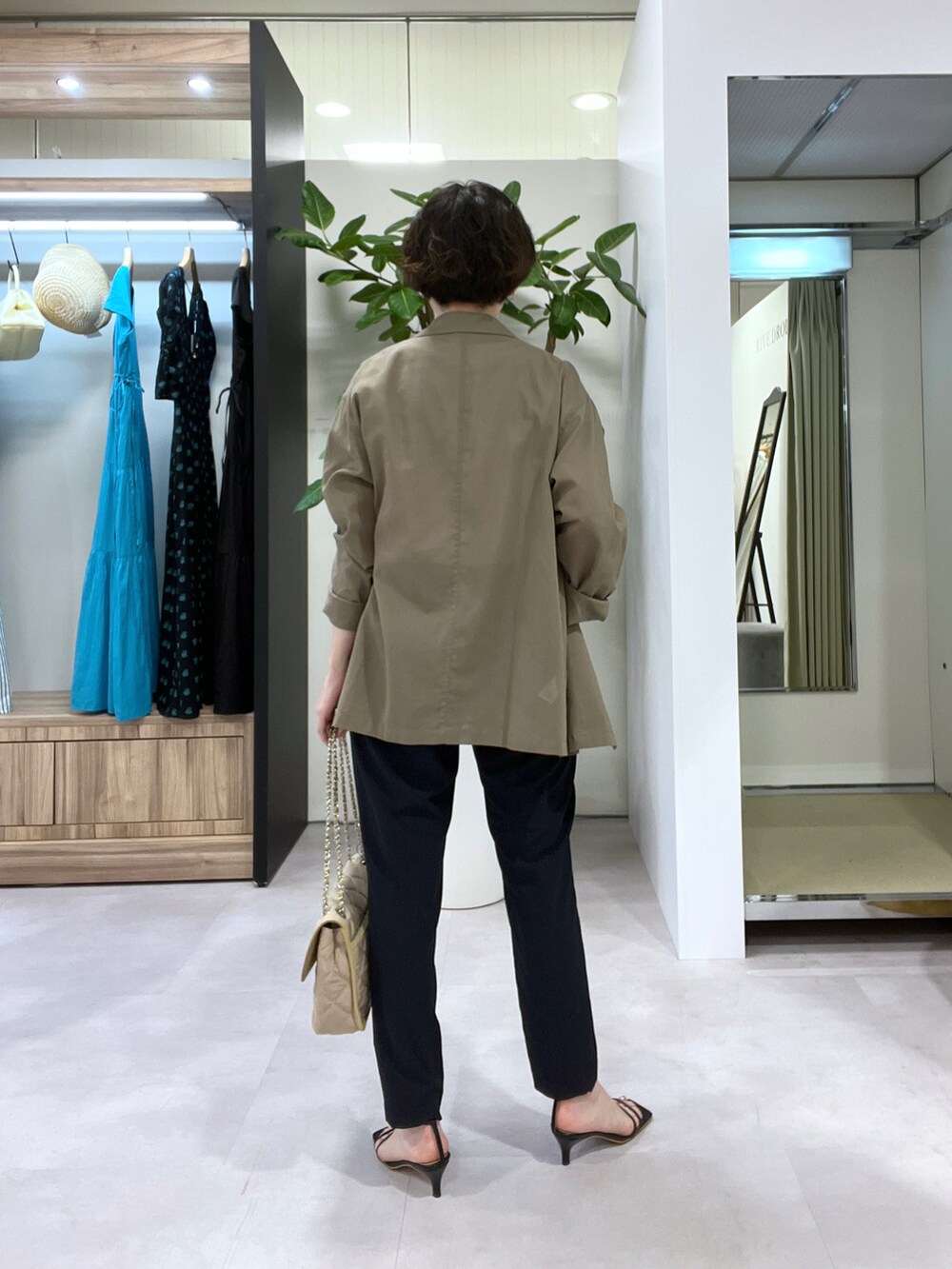 ブルー系のその他パンツ、グリーン系のテーラードジャケット、ホワイト系のTシャツ/カットソーを着用したレディースの春コーディネートの3枚目の写真