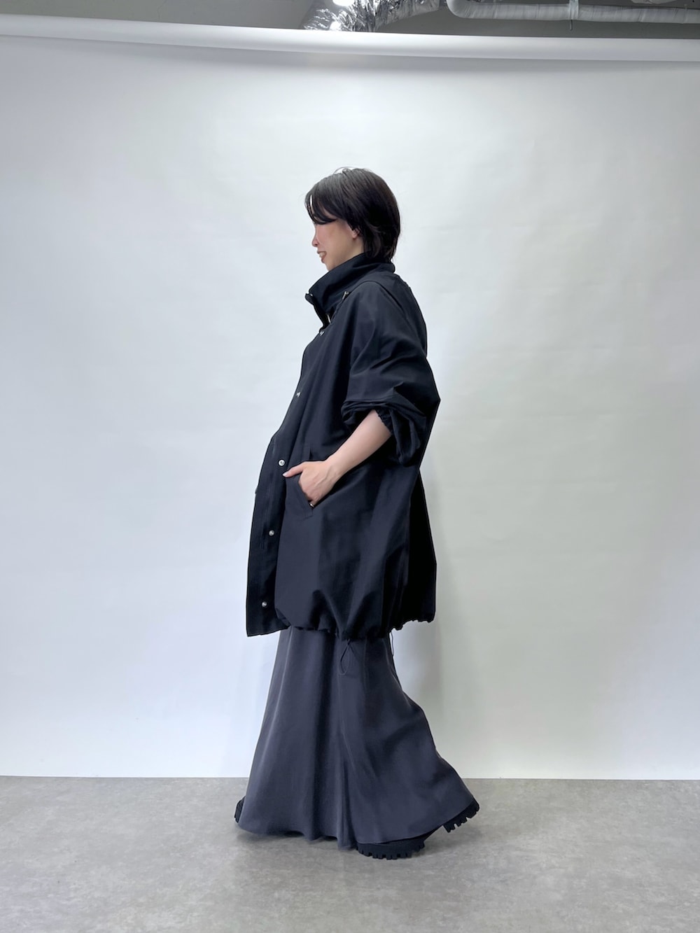 グレー系のその他アウター、ホワイト系のスウェット、グレー系のスカートを着用したレディースの夏コーディネートの2枚目の写真