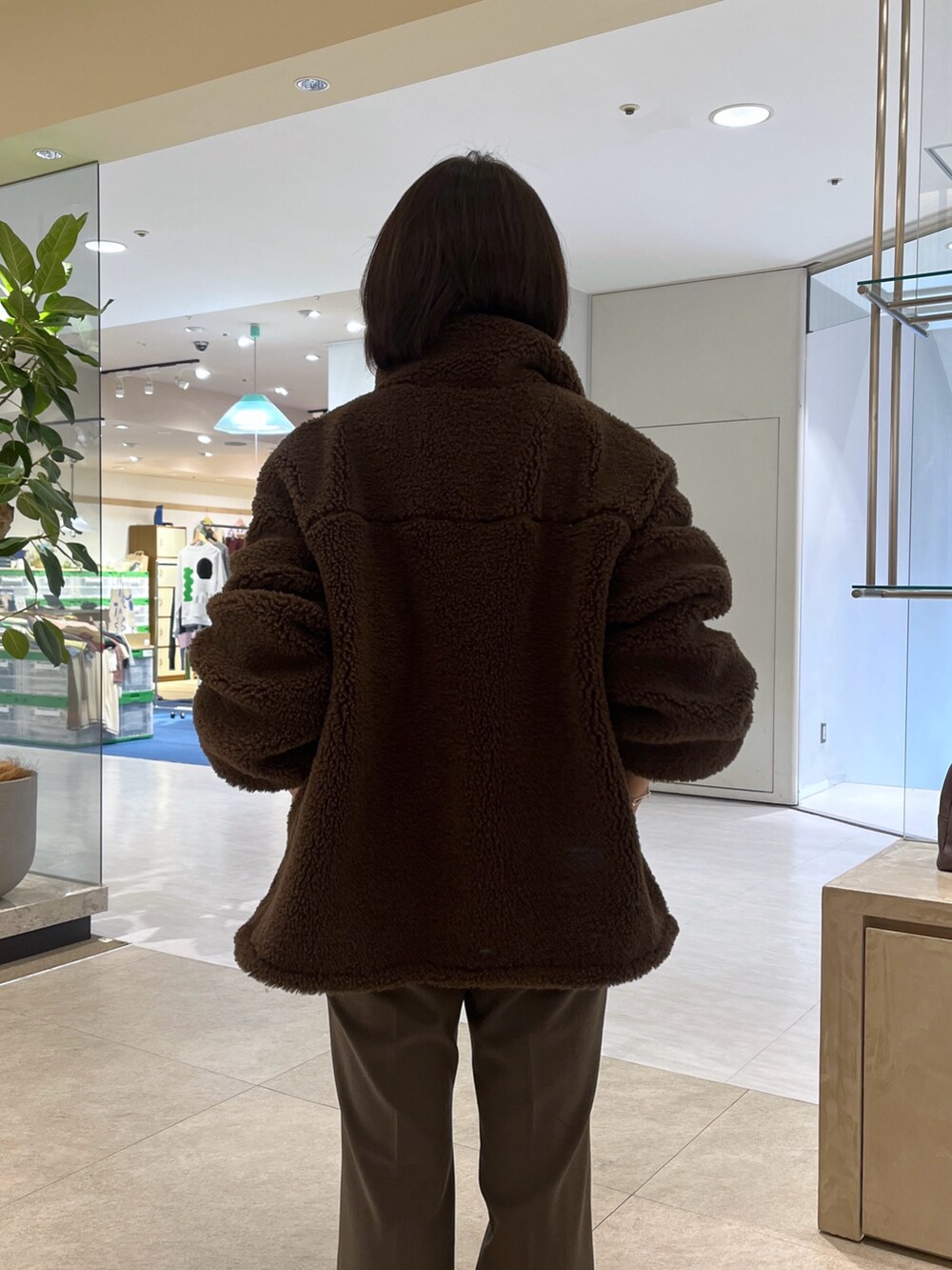ブラウン系のその他パンツ、ブラウン系のボストンバッグ、ブラウン系のブーツを着用したレディースの秋コーディネートの5枚目の写真