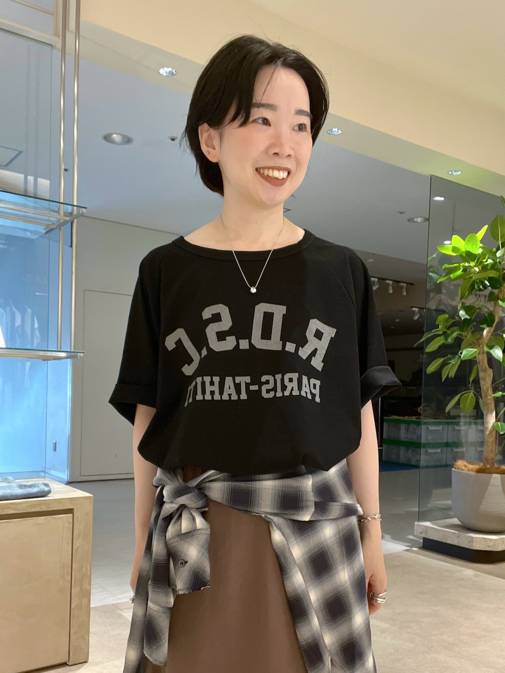 ブルー系のシャツ/ブラウス、ブラック系のTシャツ/カットソー、ホワイト系のトートバッグを着用したレディースの夏コーディネートの5枚目の写真