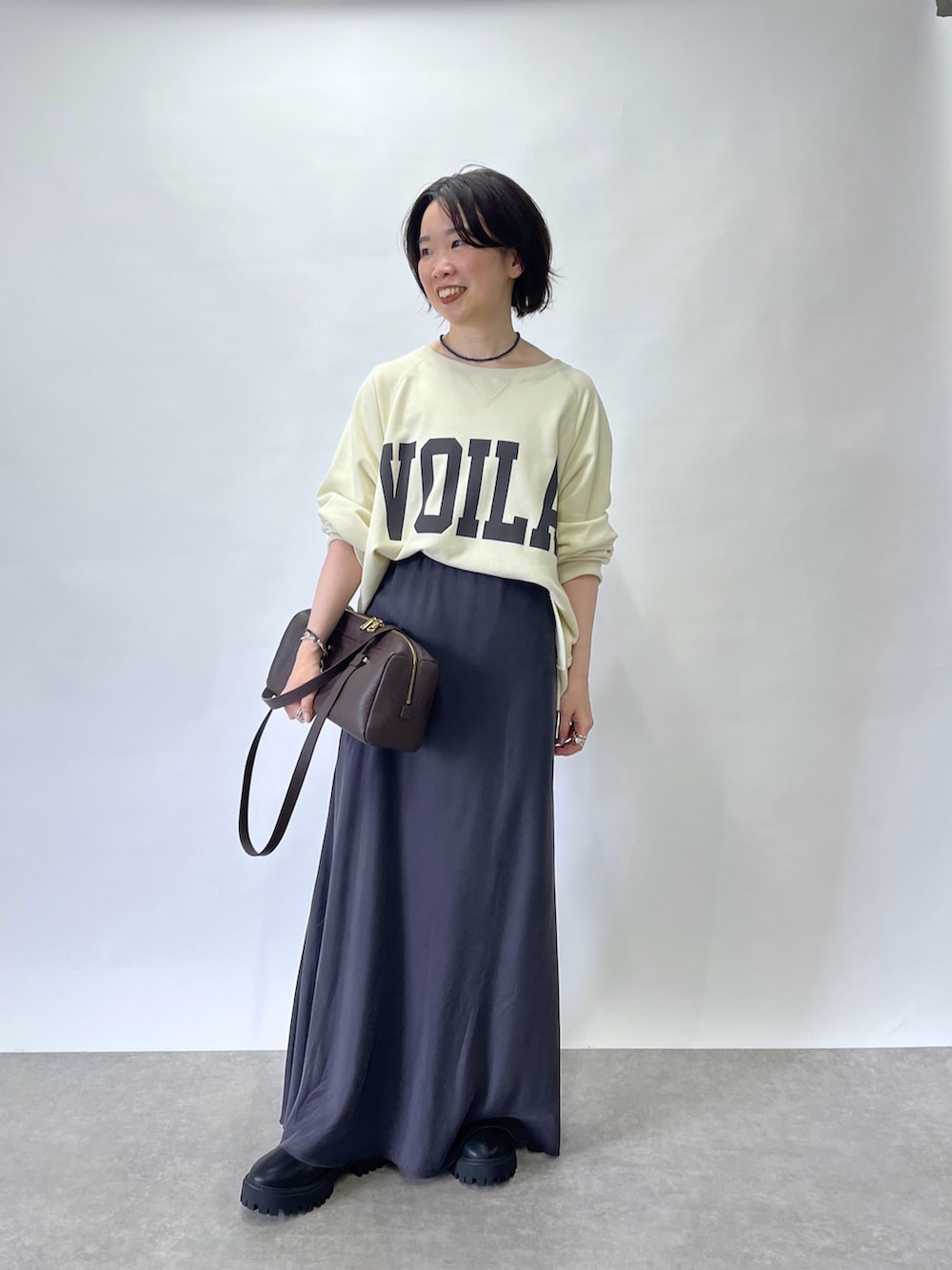 グレー系のその他アウター、ホワイト系のスウェット、グレー系のスカートを着用したレディースの夏コーディネートの4枚目の写真