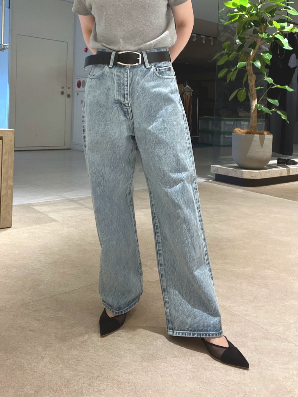 ブルー系のデニムパンツ、ブラック系のパンプス、ブラック系のボストンバッグを着用したレディースの夏コーディネートの10枚目の写真