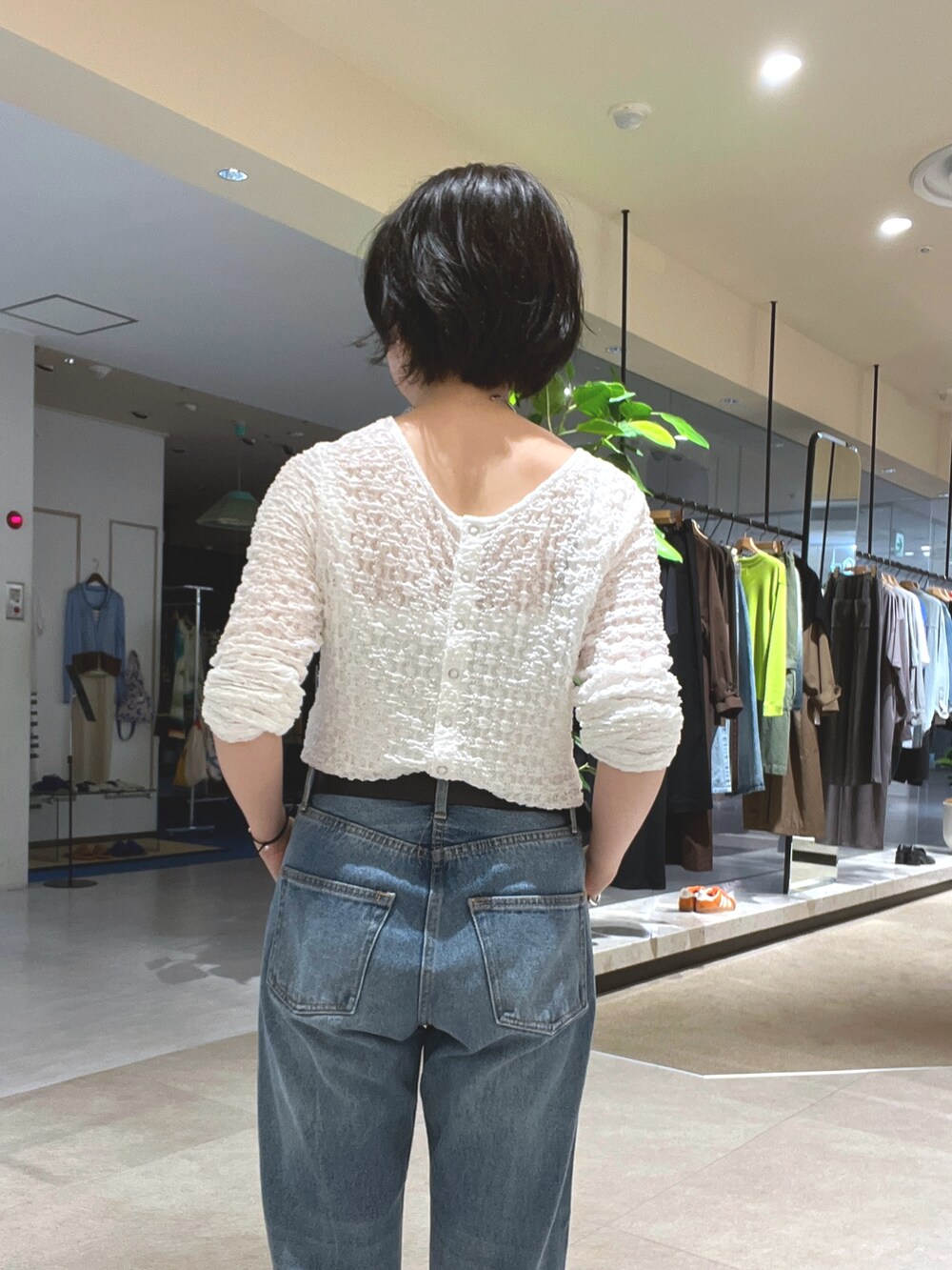 ホワイト系のTシャツ/カットソー、ブルー系のデニムパンツ、ブラック系のローファーを着用したレディースの秋コーディネートの9枚目の写真