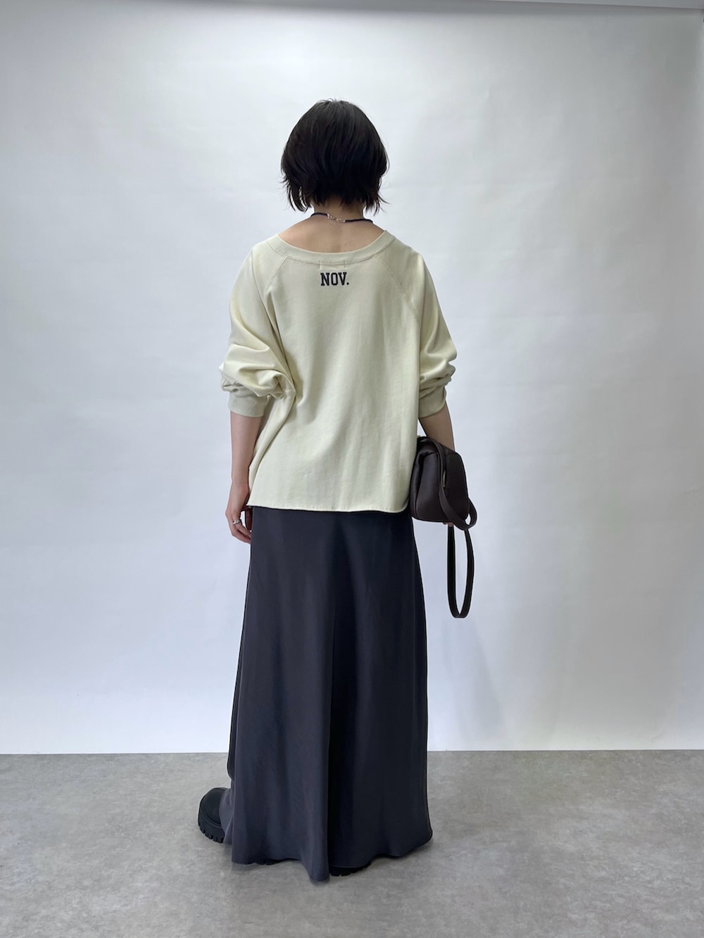 グレー系のその他アウター、ホワイト系のスウェット、グレー系のスカートを着用したレディースの夏コーディネートの6枚目の写真