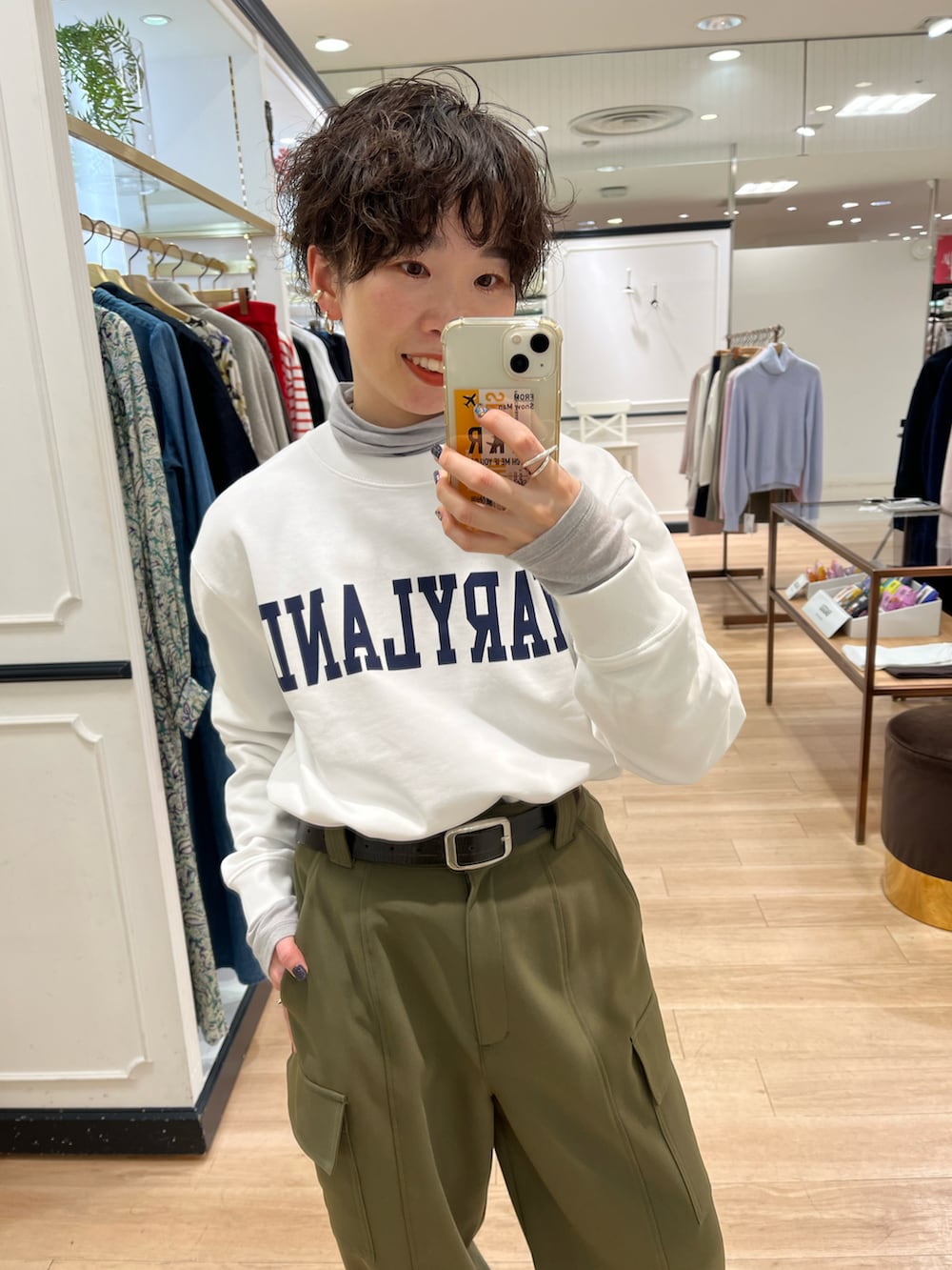 グリーン系のカーゴパンツ、グレー系のその他アウター、ホワイト系のスウェットを着用したレディースの冬コーディネートの4枚目の写真