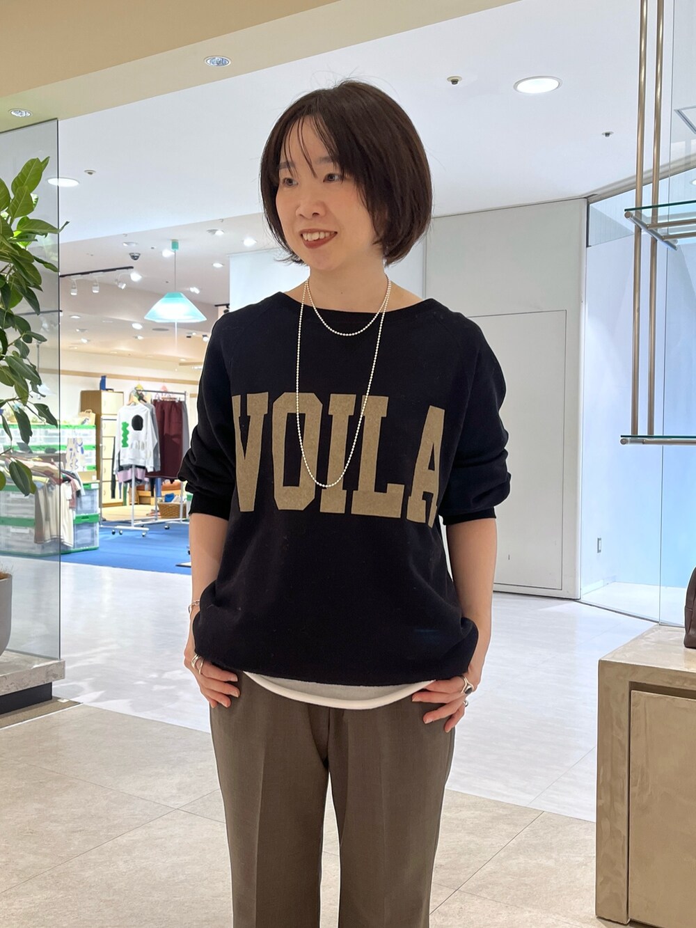 ブラック系のスウェット、ブラウン系のその他パンツ、ブラック系のボストンバッグを着用したレディースの秋コーディネートの8枚目の写真