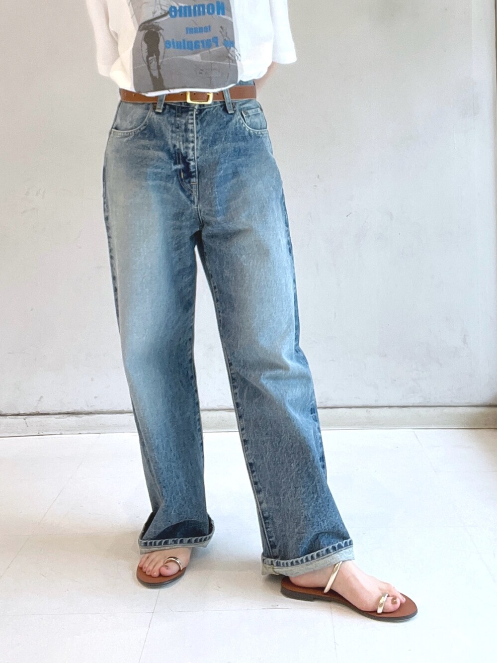 ホワイト系のTシャツ/カットソー、ブルー系のデニムパンツ、ブルー系のハンドバッグを着用したレディースの夏コーディネートの3枚目の写真