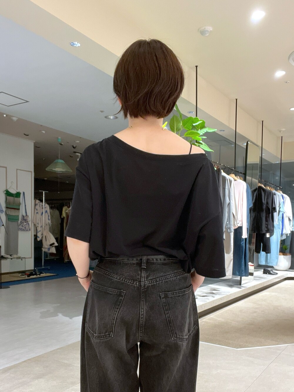 ブラック系のデニムパンツ、ブラック系のTシャツ/カットソー、ブラック系のサングラスを着用したレディースの夏コーディネートの4枚目の写真