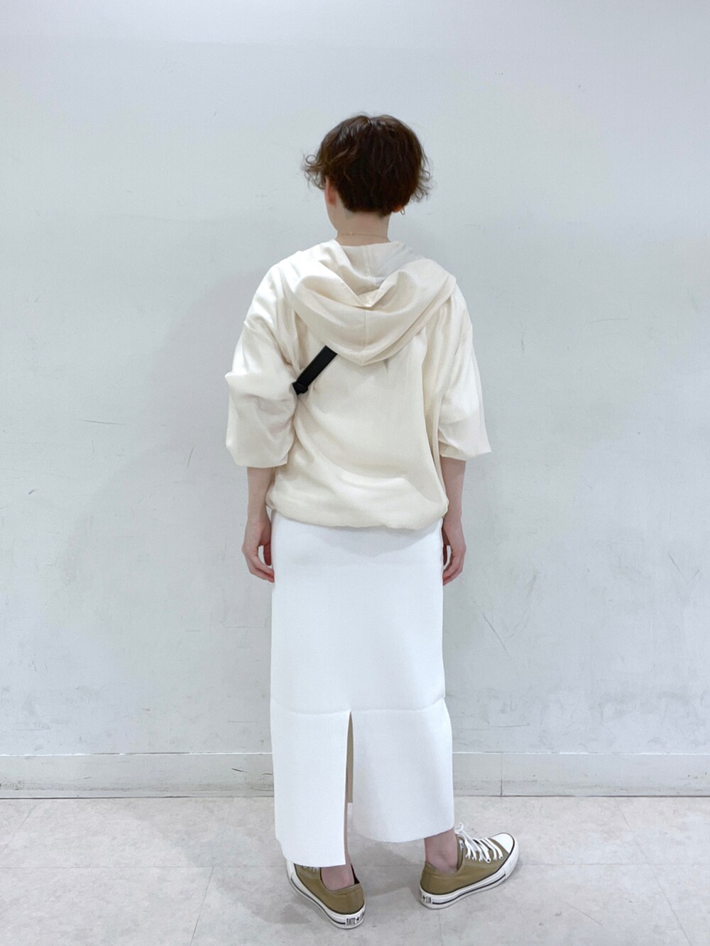 ホワイト系のスカート、ホワイト系のシャツ/ブラウス、ホワイト系のTシャツ/カットソーを着用したレディースの春コーディネートの3枚目の写真