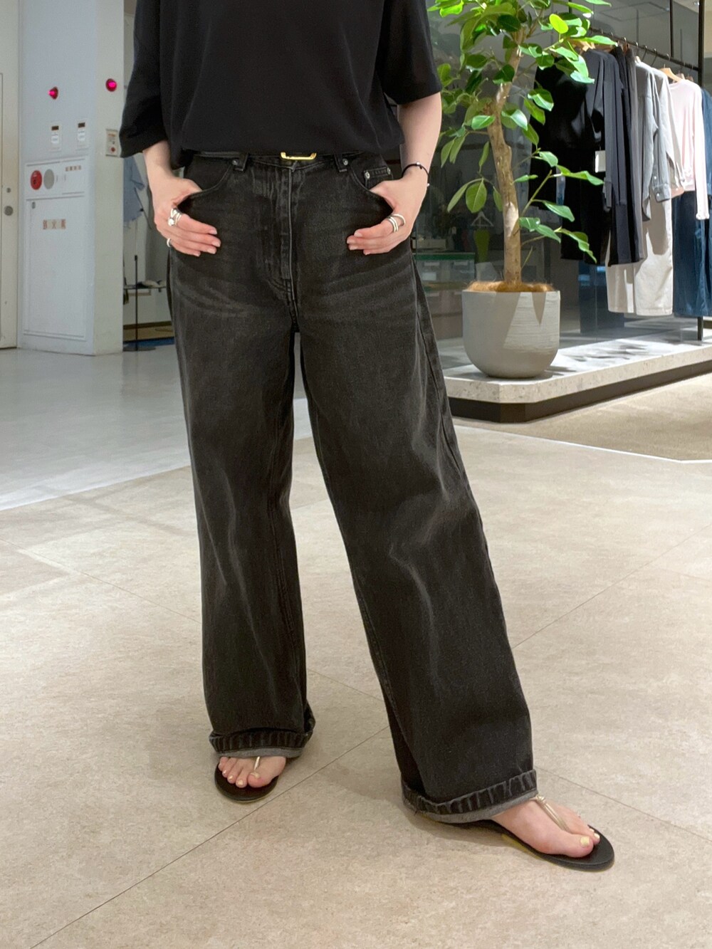 ブラック系のデニムパンツ、ブラック系のTシャツ/カットソー、ブラック系のサングラスを着用したレディースの夏コーディネートの5枚目の写真