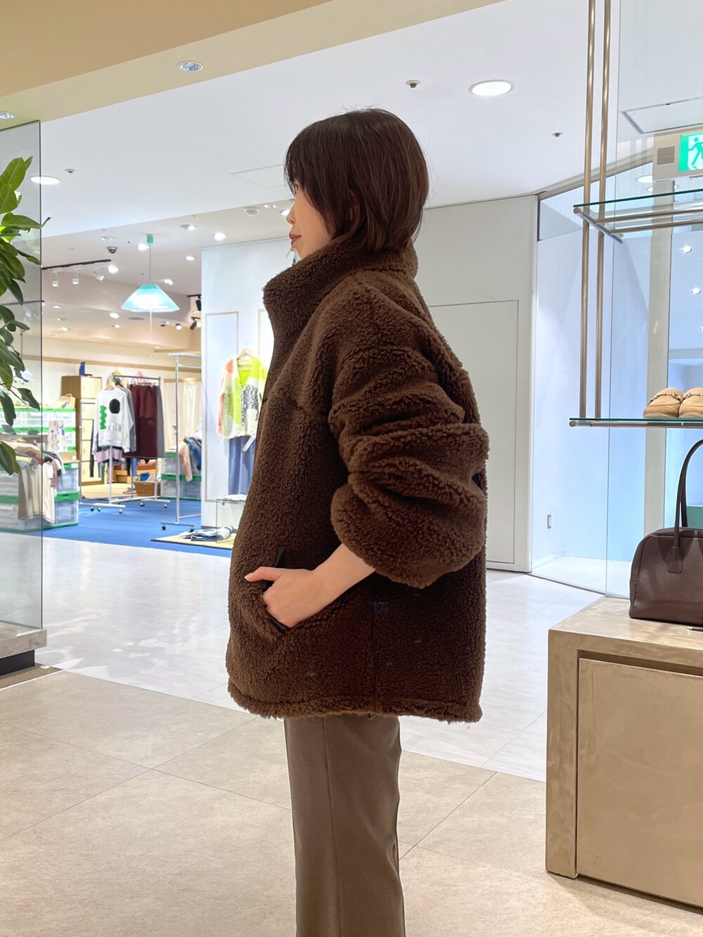 ブラウン系のその他パンツ、ブラウン系のボストンバッグ、ブラウン系のブーツを着用したレディースの秋コーディネートの4枚目の写真