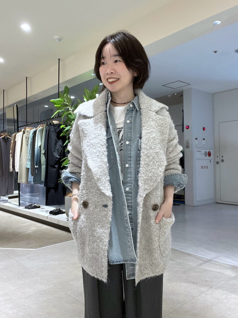 グレー系のスラックス、ホワイト系のTシャツ/カットソー、ベージュ系のその他アウターを着用したレディースの秋コーディネートの3枚目の写真