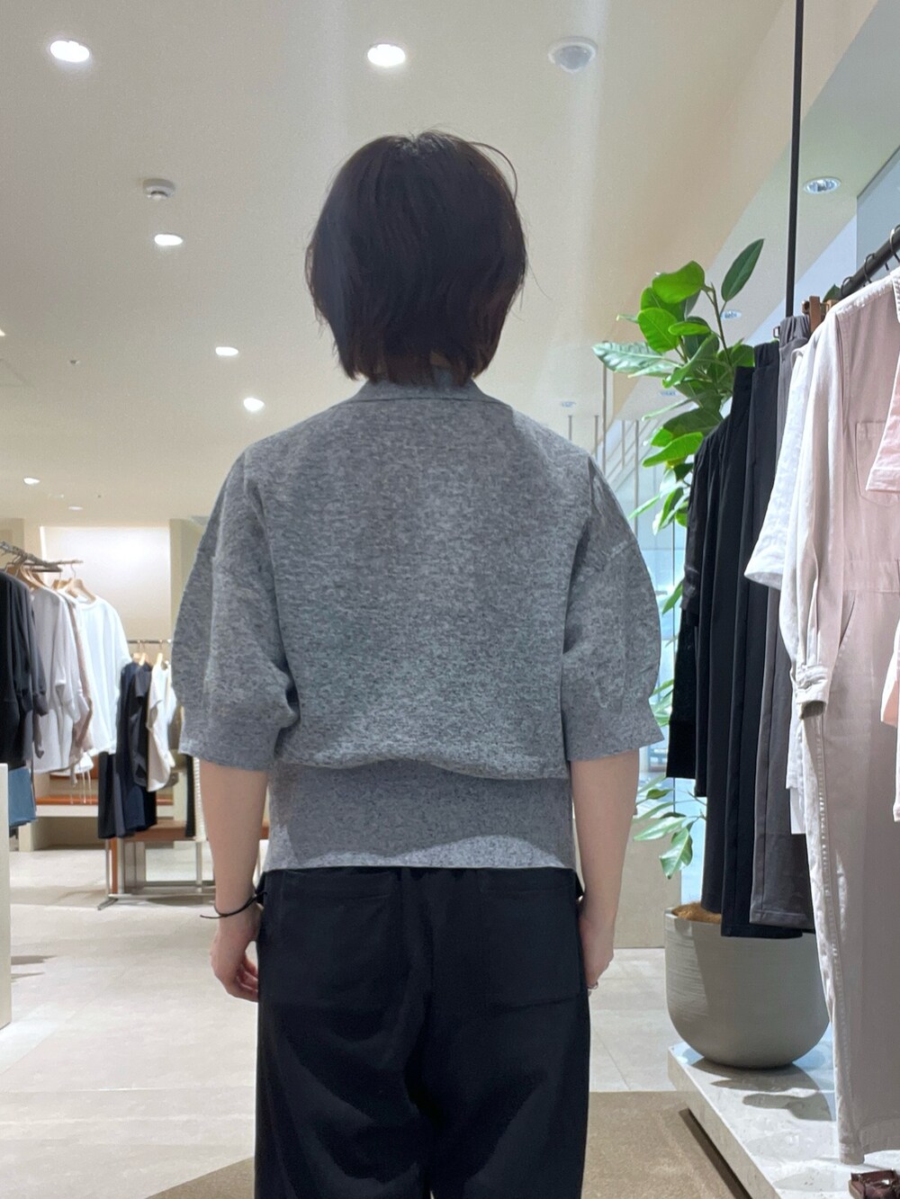 グレー系のパーカー、ブラック系のその他パンツ、ブラック系のハンドバッグを着用したレディースの夏コーディネートの4枚目の写真