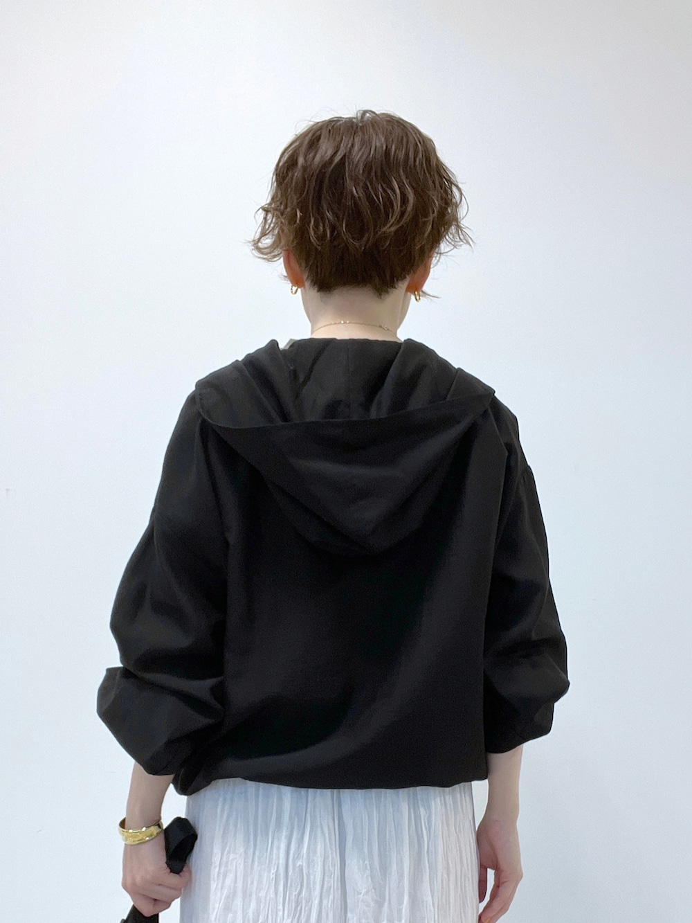 ホワイト系のスカート、ブラック系のシャツ/ブラウス、グリーン系のTシャツ/カットソーを着用したレディースの夏コーディネートの4枚目の写真