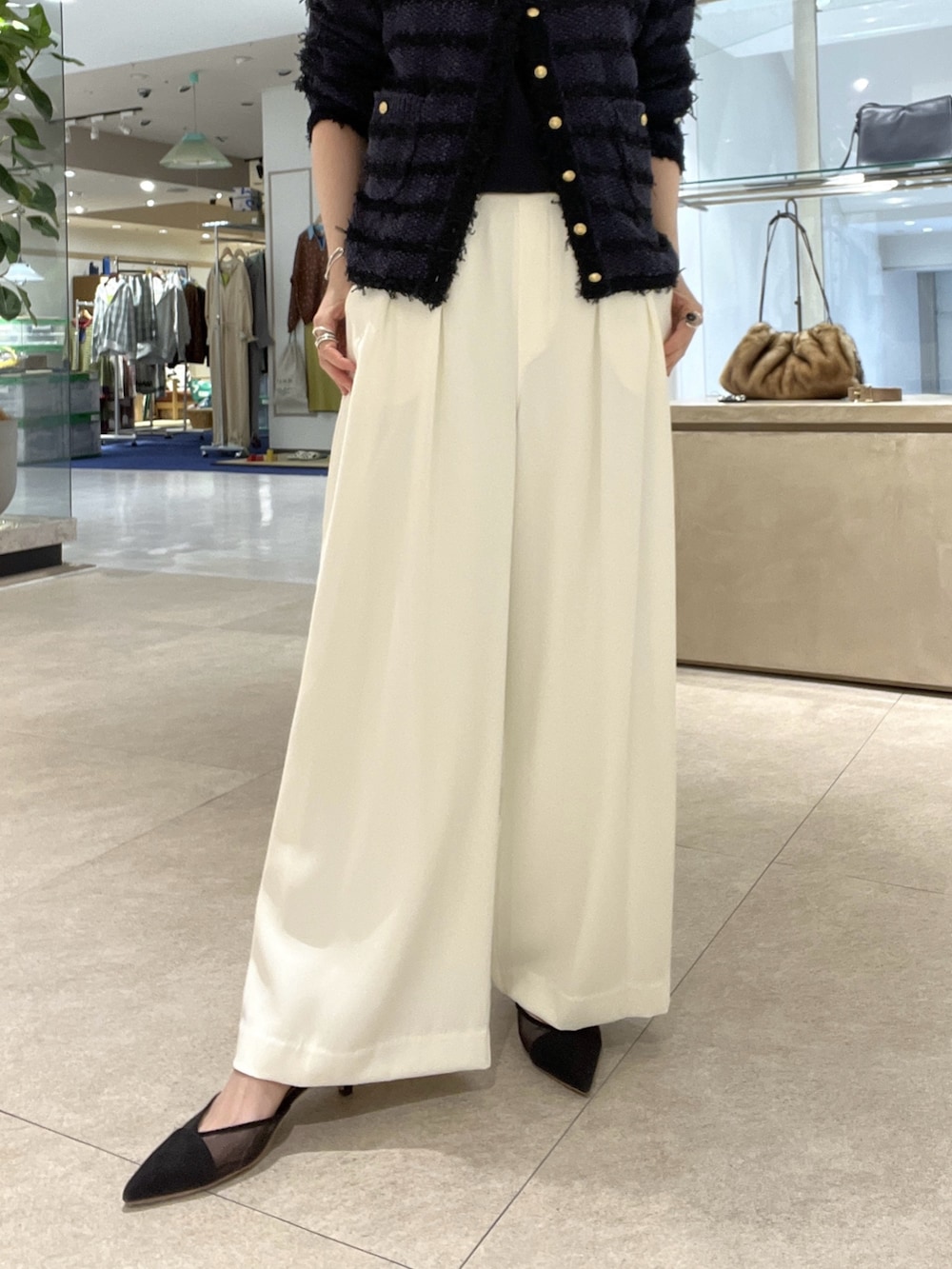 ブルー系のカーディガン/ボレロ、ホワイト系のスラックス、ブルー系のシャツ/ブラウスを着用したレディースの冬コーディネートの7枚目の写真