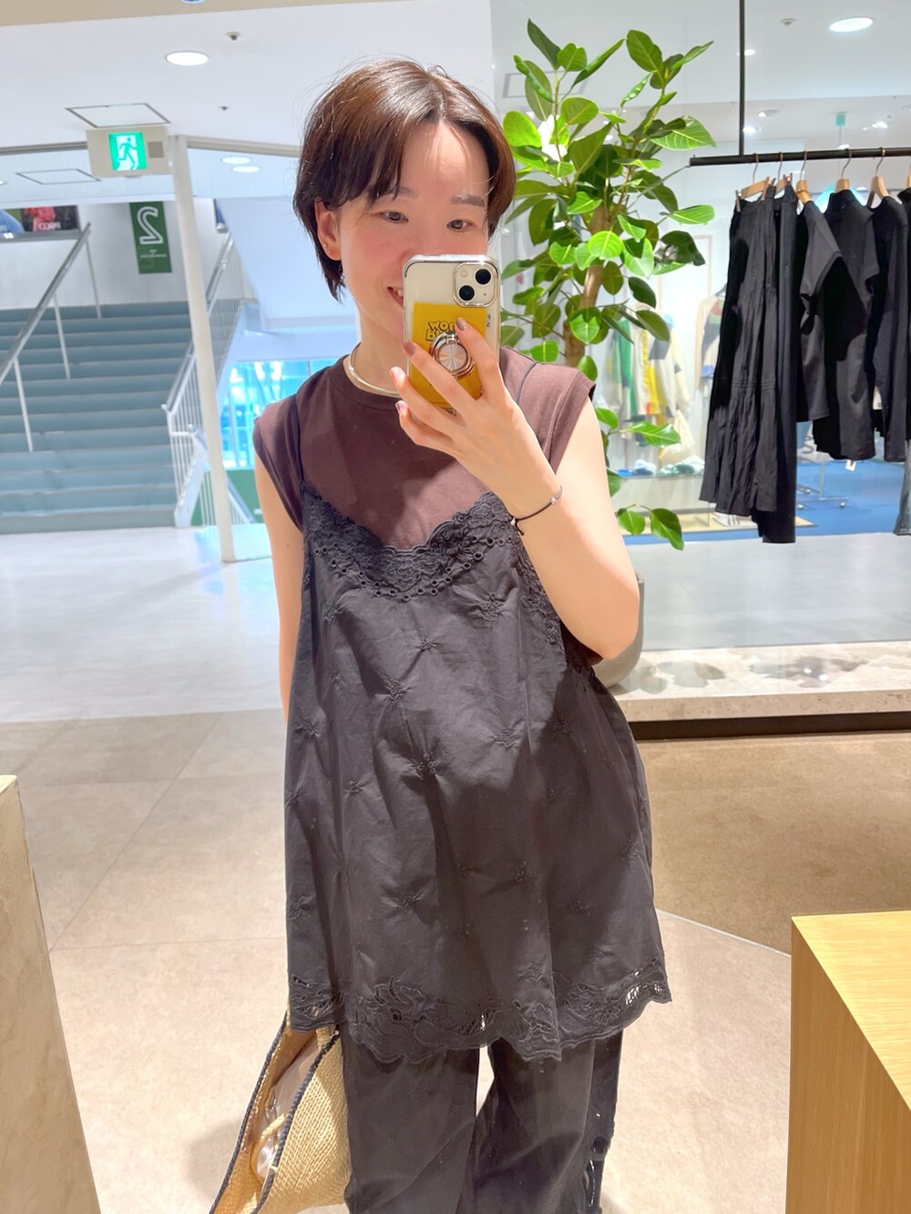 ブラック系のキャミソール、ブラック系のその他パンツ、ブラウン系のTシャツ/カットソーを着用したレディースの夏コーディネートの2枚目の写真