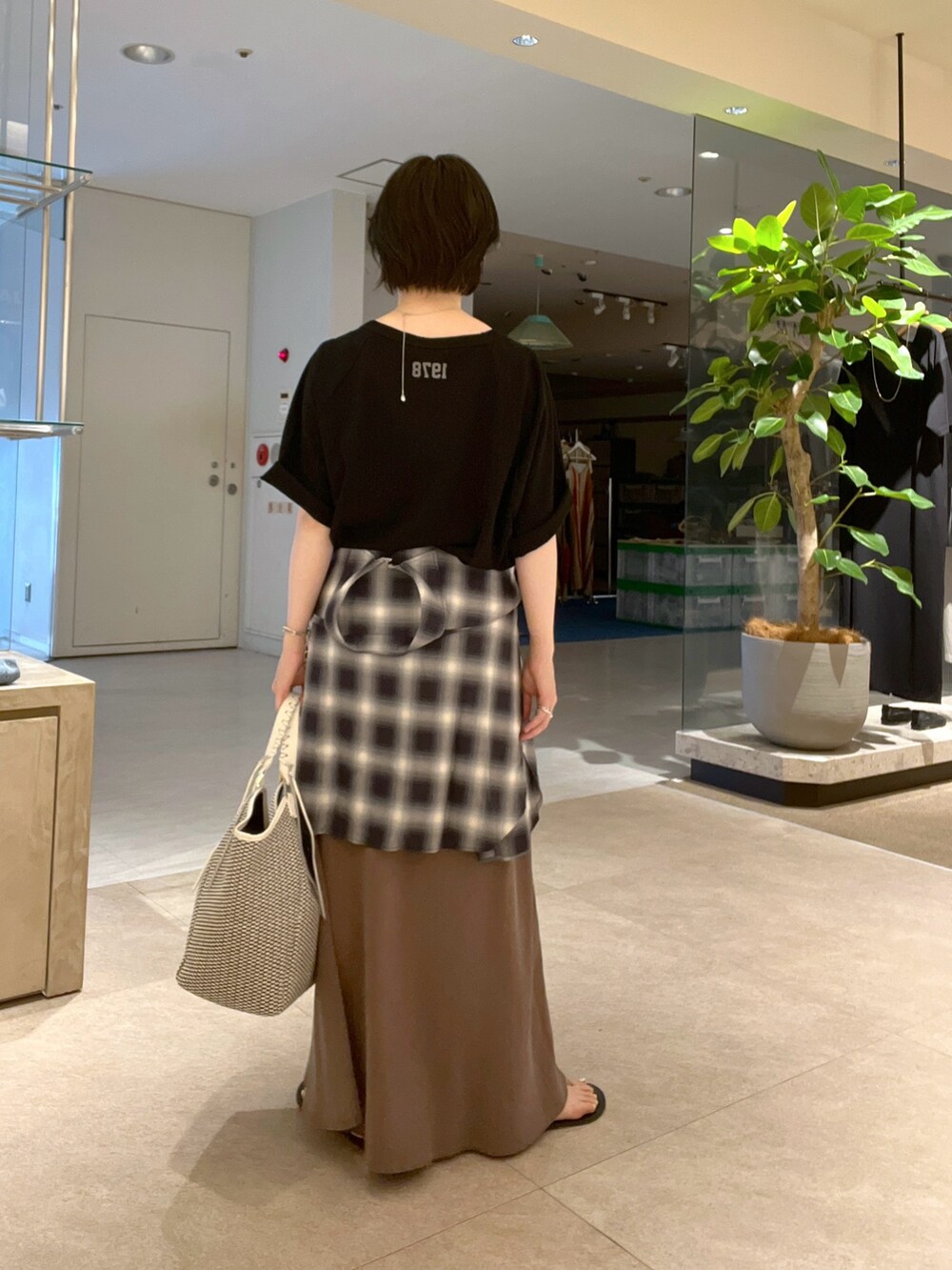 ブルー系のシャツ/ブラウス、ブラック系のTシャツ/カットソー、ホワイト系のトートバッグを着用したレディースの夏コーディネートの4枚目の写真