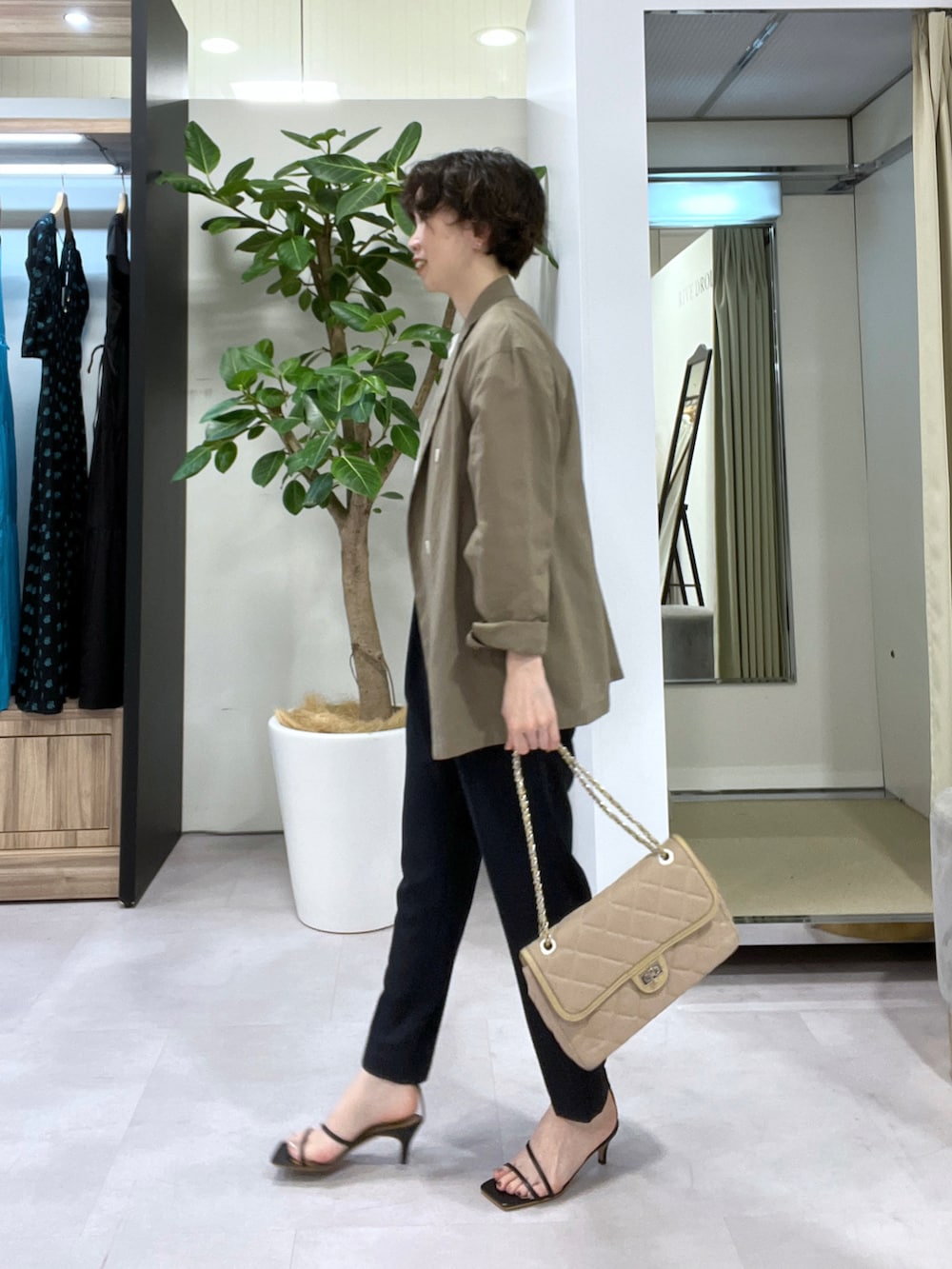 ブルー系のその他パンツ、グリーン系のテーラードジャケット、ホワイト系のTシャツ/カットソーを着用したレディースの春コーディネートの2枚目の写真