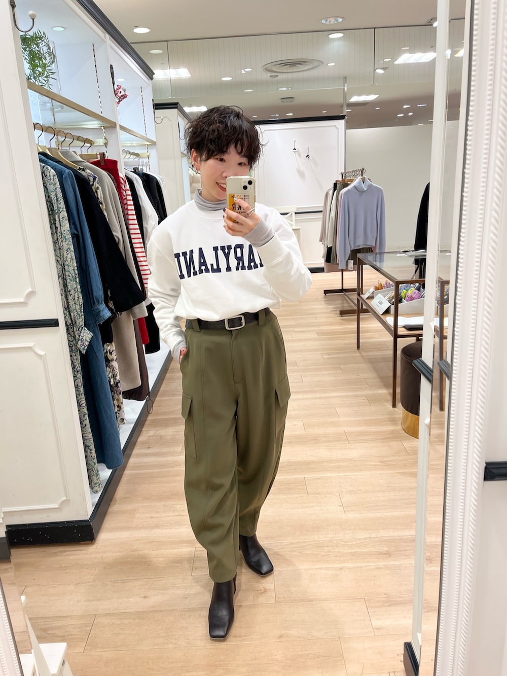 グリーン系のカーゴパンツ、グレー系のその他アウター、ホワイト系のスウェットを着用したレディースの冬コーディネートの3枚目の写真