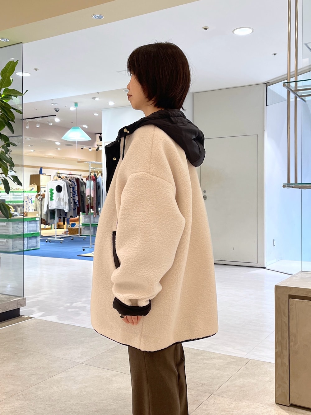 ブラック系のスウェット、ブラウン系のその他パンツ、ブラック系のボストンバッグを着用したレディースの秋コーディネートの5枚目の写真