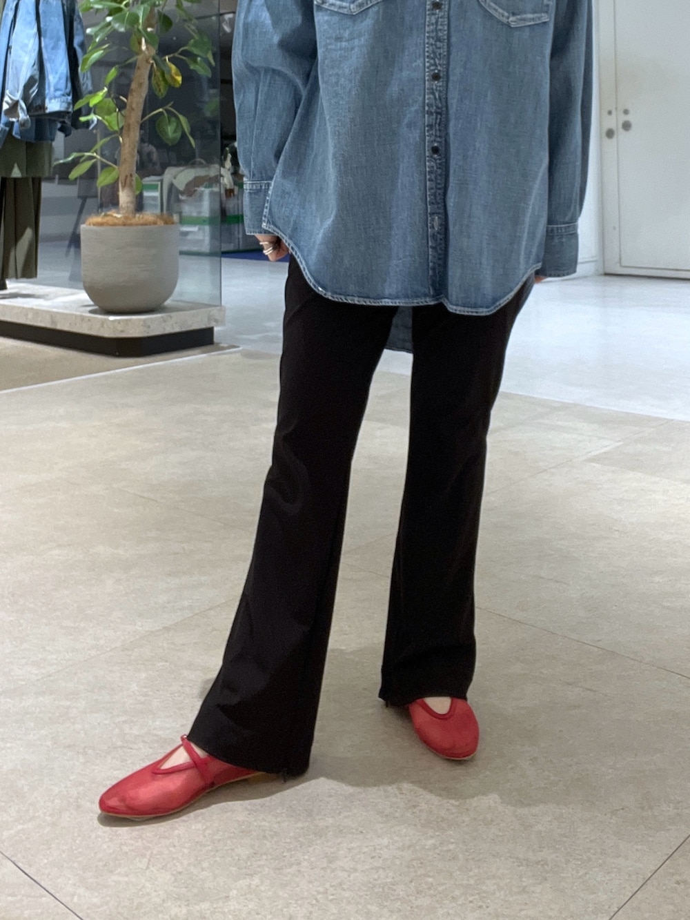 ベージュ系のその他アウター、ブラック系のその他パンツ、ブルー系のシャツ/ブラウスを着用したレディースの冬コーディネートの9枚目の写真