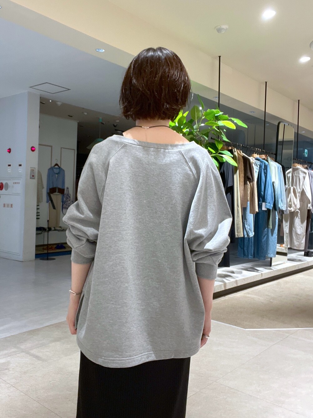 ブラック系のワンピース、グレー系のスウェット、ブラック系のショルダーバッグを着用したレディースの秋コーディネートの6枚目の写真