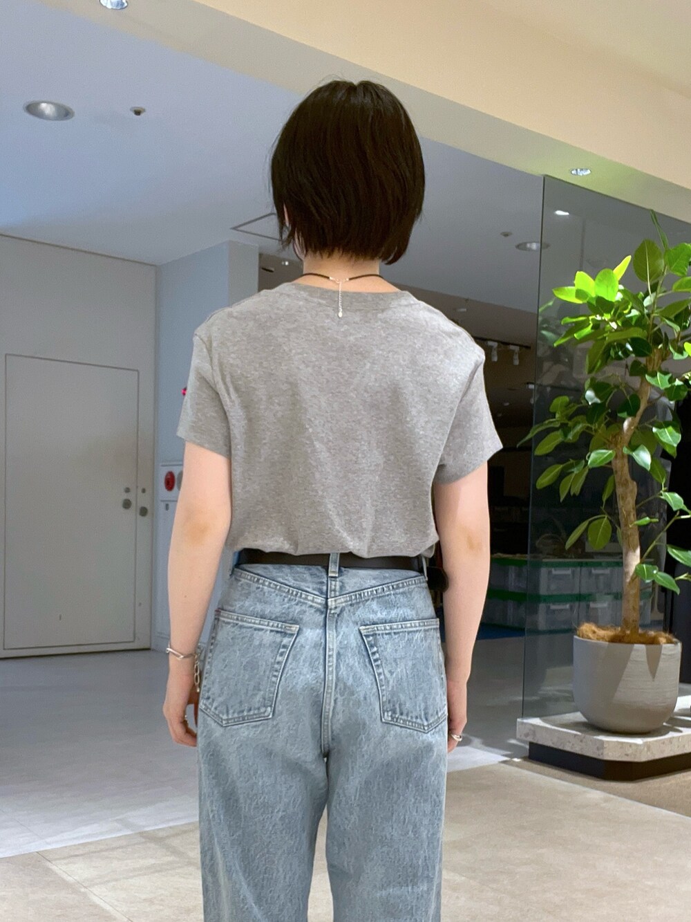グレー系のTシャツ/カットソー、ブルー系のデニムパンツ、ブラック系のパンプスを着用したレディースの夏コーディネートの7枚目の写真
