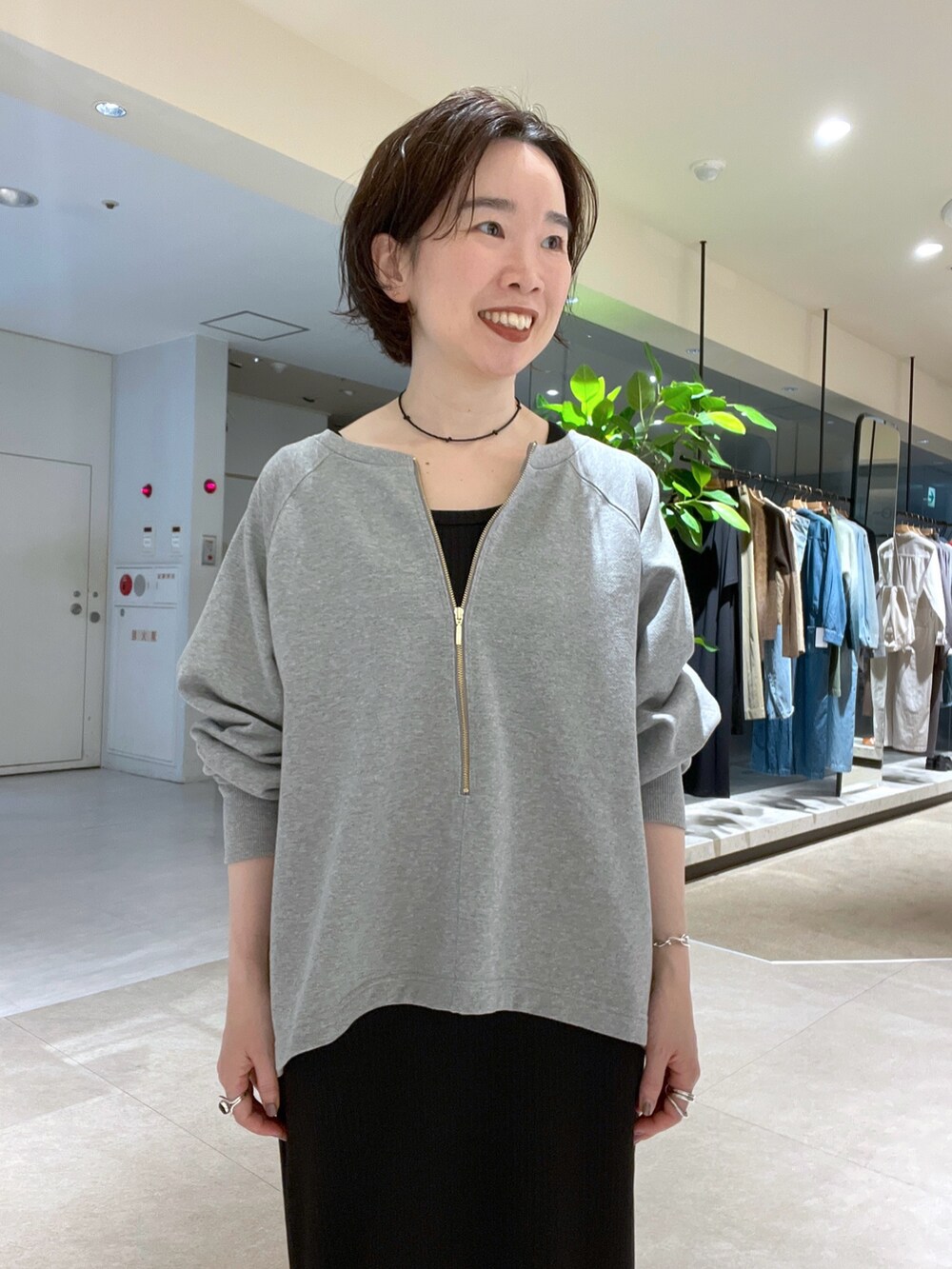 ブラック系のワンピース、グレー系のスウェット、ブラック系のショルダーバッグを着用したレディースの秋コーディネートの4枚目の写真