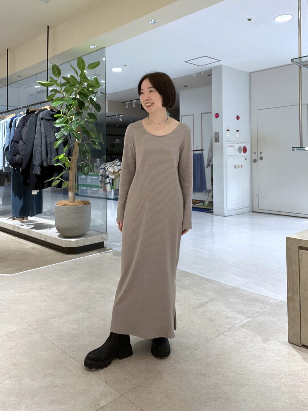 ベージュ系のその他アウター、ホワイト系のニット/セーター、ベージュ系のワンピースを着用したレディースの冬コーディネートの9枚目の写真