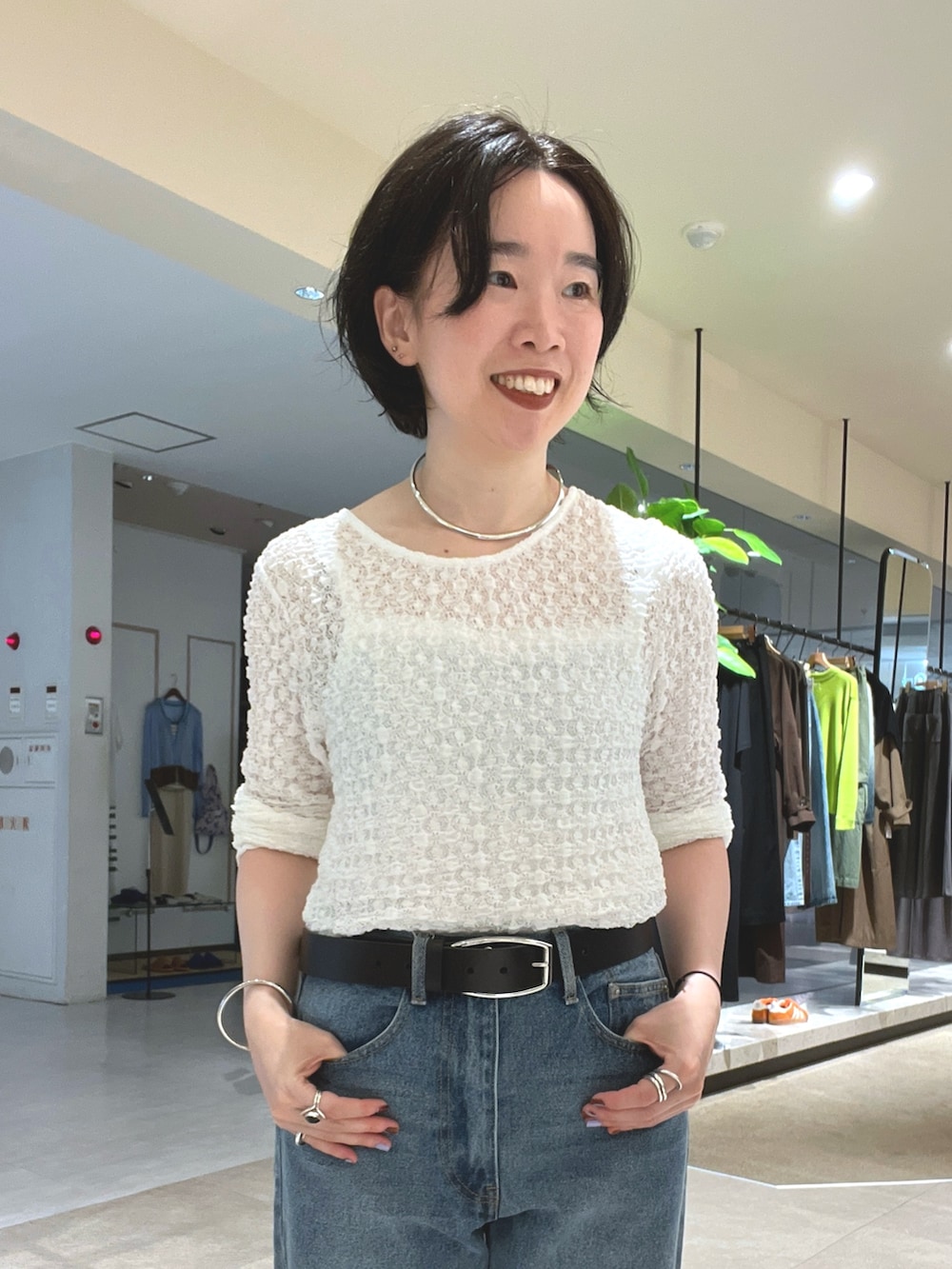 ホワイト系のTシャツ/カットソー、ブルー系のデニムパンツ、ブラック系のローファーを着用したレディースの秋コーディネートの7枚目の写真