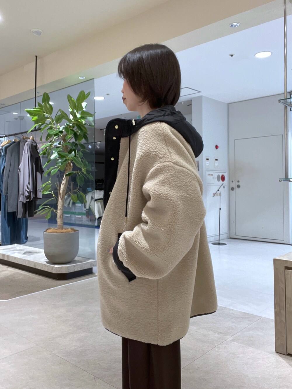 ベージュ系のその他アウター、ベージュ系のスウェット、ホワイト系のTシャツ/カットソーを着用したレディースの秋コーディネートの5枚目の写真