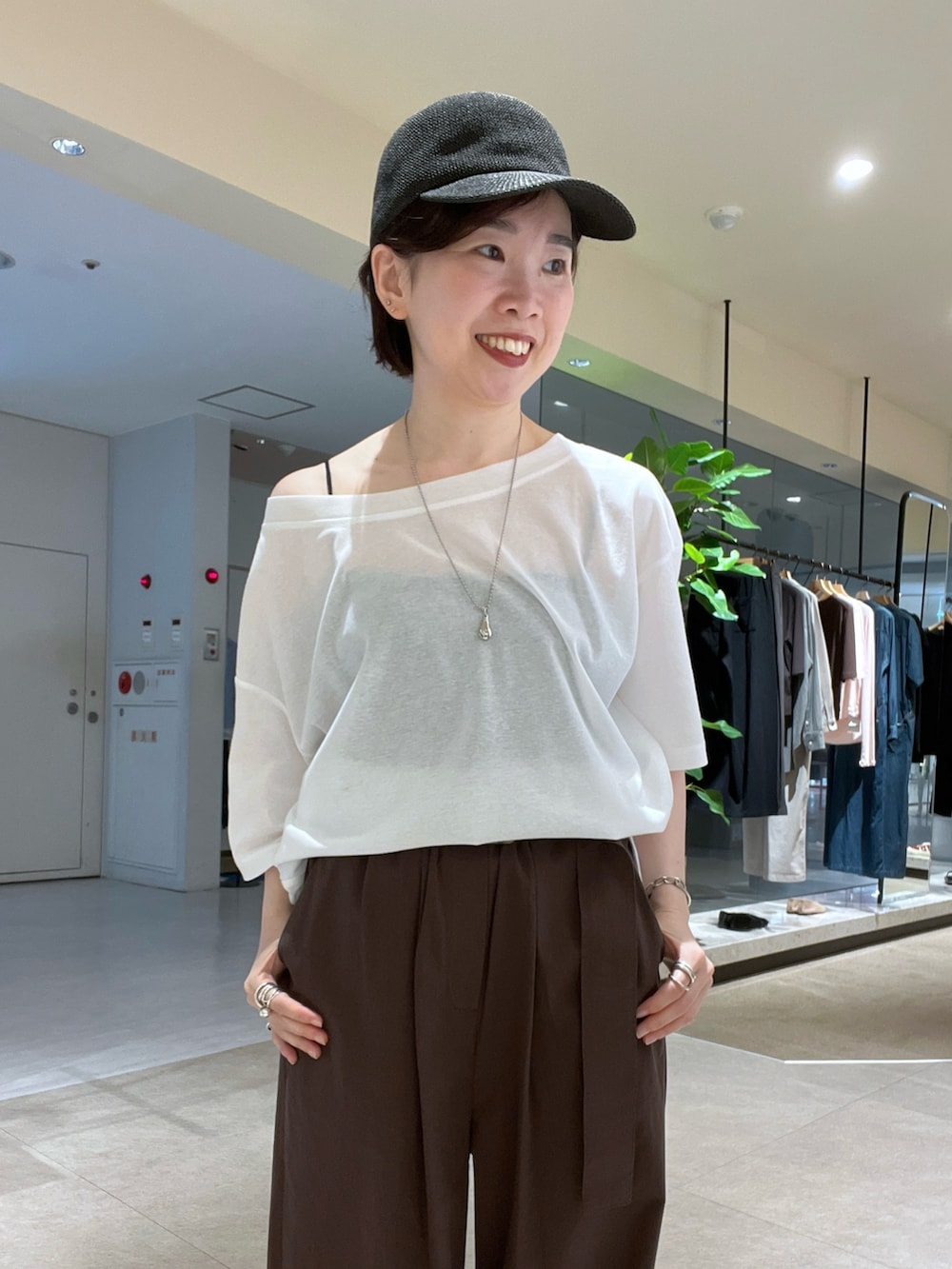 「白Tシャツ、カジュアルスタイル、オトナ女子、大人カジュアルコーデ、夏コーデ、夏だ！Tシャツ着よう！、ブラウン、ワイドパンツ、キャップ、RIVEDROITE、低身長、低身長コーデ、骨格ストレート」｜「RIVE DROITEの【こなれ感抜群】ベルテッドワイドパンツ（その他パンツ、ブラウン系）」を使った、☺︎いこまい☺︎さん（骨格ストレート・レディース・153cm）の夏コーディネートの4枚目の写真