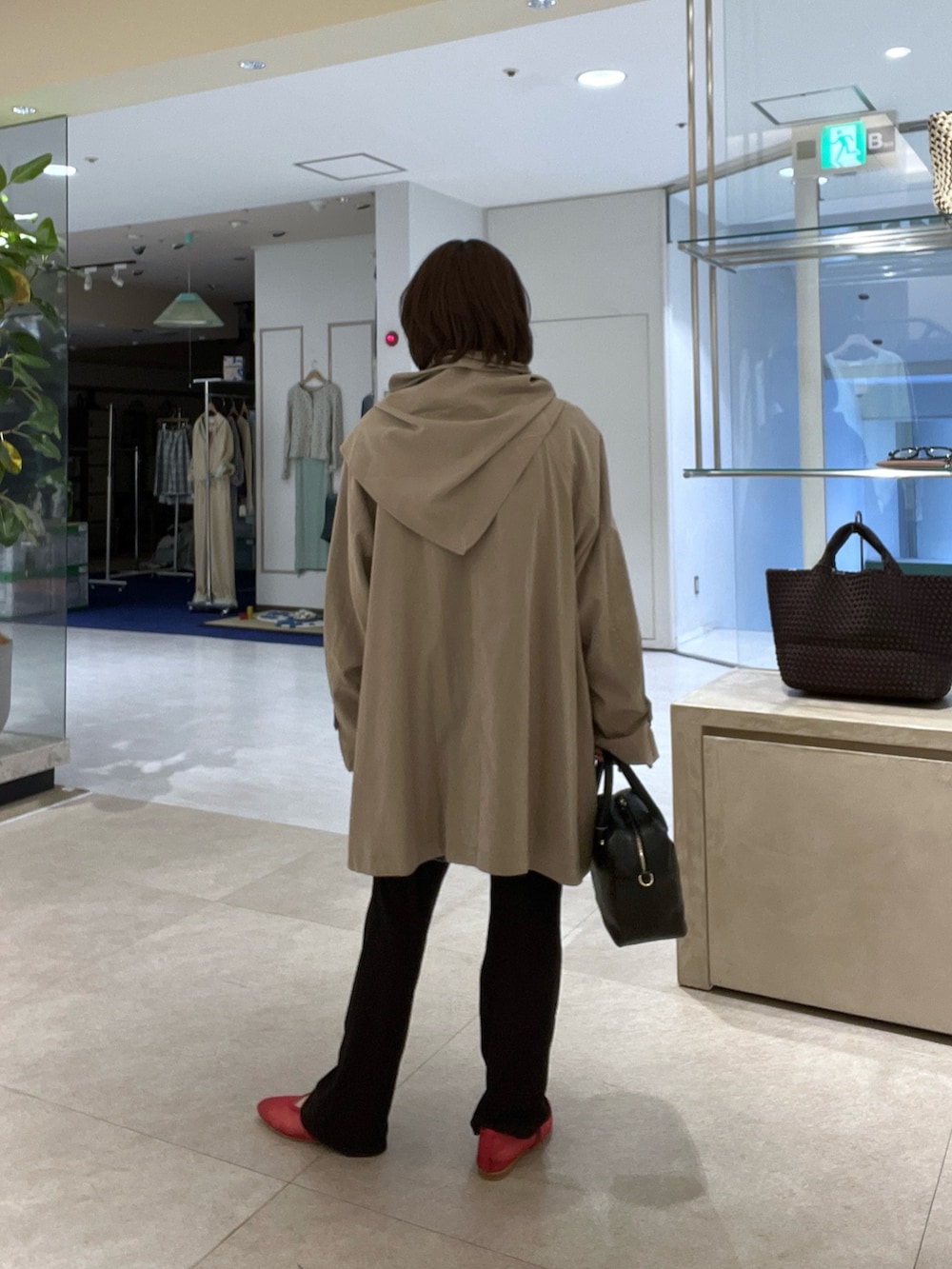 ベージュ系のその他アウター、ブラック系のその他パンツ、ブルー系のシャツ/ブラウスを着用したレディースの冬コーディネートの3枚目の写真