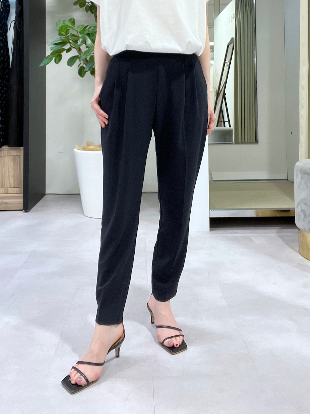 ブルー系のその他パンツ、グリーン系のテーラードジャケット、ホワイト系のTシャツ/カットソーを着用したレディースの春コーディネートの4枚目の写真