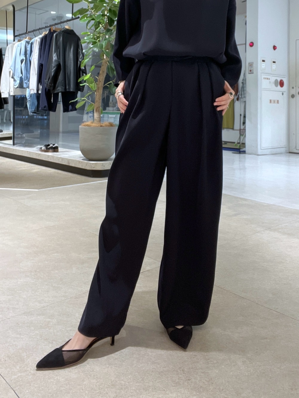 グレー系のテーラードジャケット、ホワイト系のシャツ/ブラウス、ブルー系のスラックスを着用したレディースの冬コーディネートの8枚目の写真