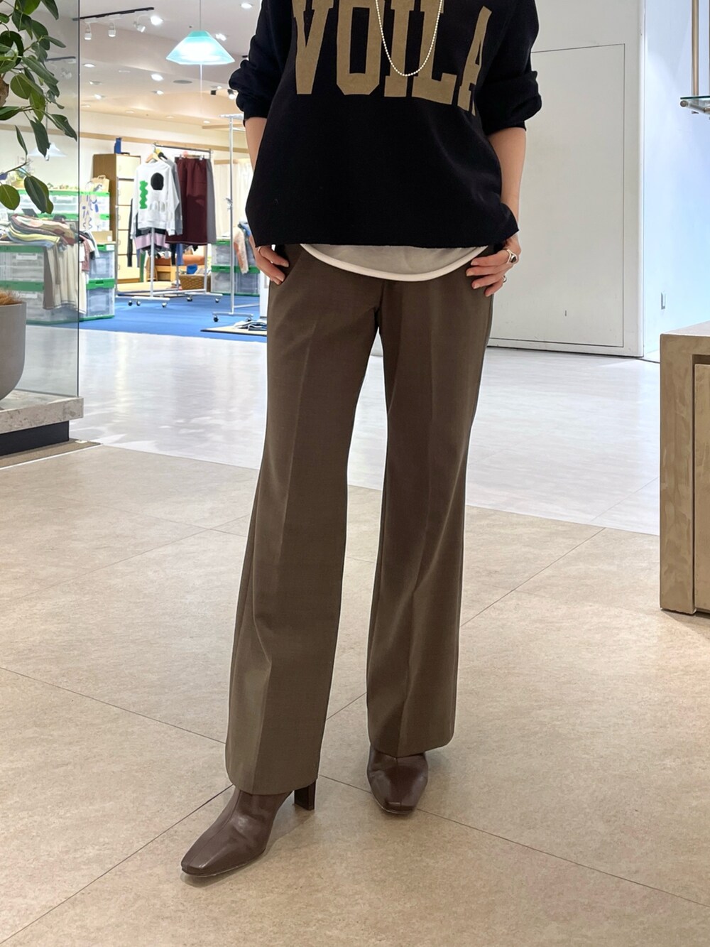 ブラウン系のその他パンツ、ブラウン系のボストンバッグ、ブラウン系のブーツを着用したレディースの秋コーディネートの8枚目の写真
