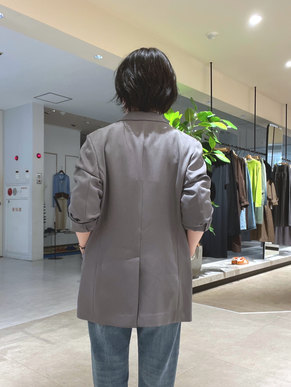 ホワイト系のTシャツ/カットソー、ブルー系のデニムパンツ、ブラック系のローファーを着用したレディースの秋コーディネートの6枚目の写真