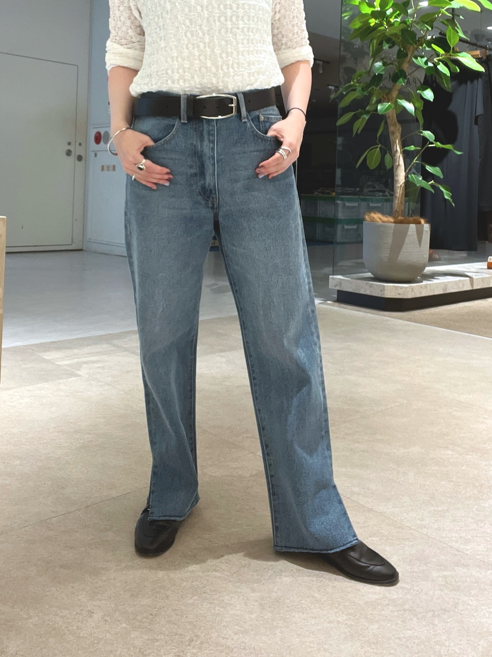 ホワイト系のTシャツ/カットソー、ブルー系のデニムパンツ、ブラック系のローファーを着用したレディースの秋コーディネートの10枚目の写真
