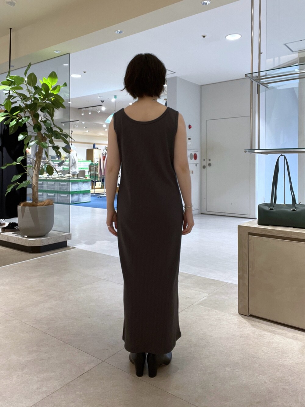 ブラック系のシャツ/ブラウス、グレー系のワンピース、ブラック系のローファーを着用したレディースの秋コーディネートの7枚目の写真