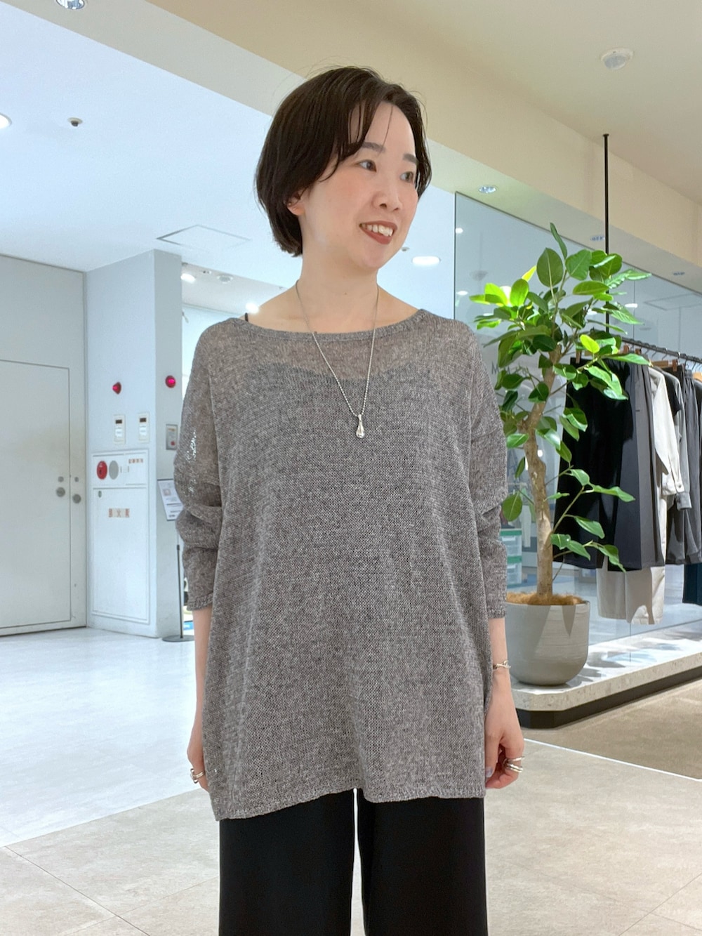 ブラック系のその他パンツ、ブラック系のサンダル、ブラック系のキャミソールを着用したレディースの夏コーディネートの4枚目の写真