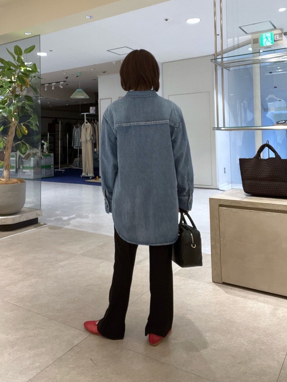 ベージュ系のその他アウター、ブラック系のその他パンツ、ブルー系のシャツ/ブラウスを着用したレディースの冬コーディネートの8枚目の写真