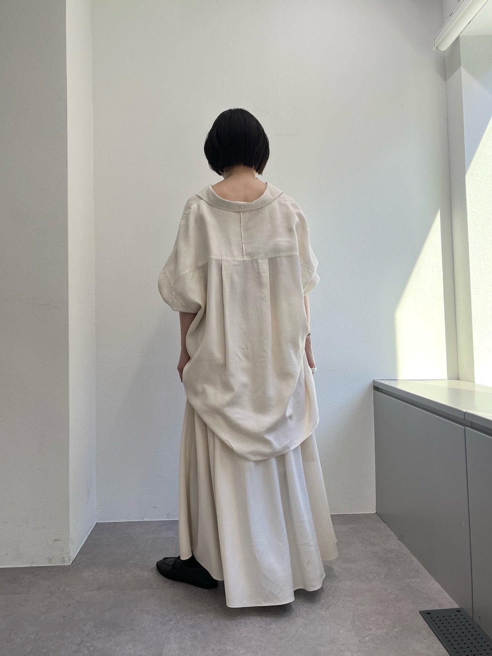 ホワイト系のシャツ/ブラウス、ホワイト系のスカート、ブラウン系のその他シューズを着用したレディースの冬コーディネートの2枚目の写真