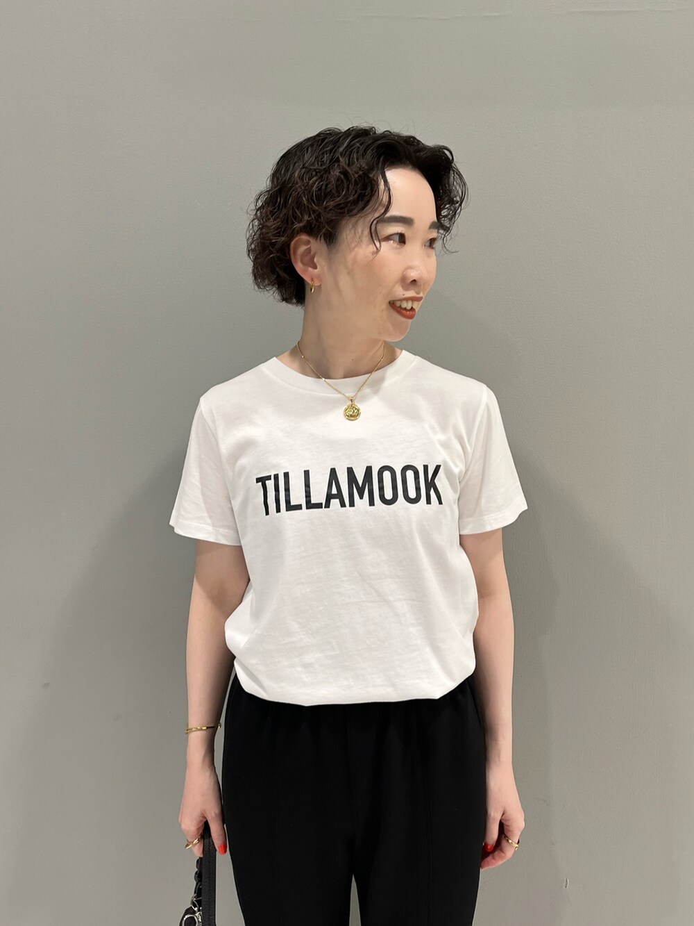 ホワイト系のTシャツ/カットソー、ブラウン系のテーラードジャケット、ブラック系のスウェットパンツを着用したレディースの夏コーディネートの3枚目の写真