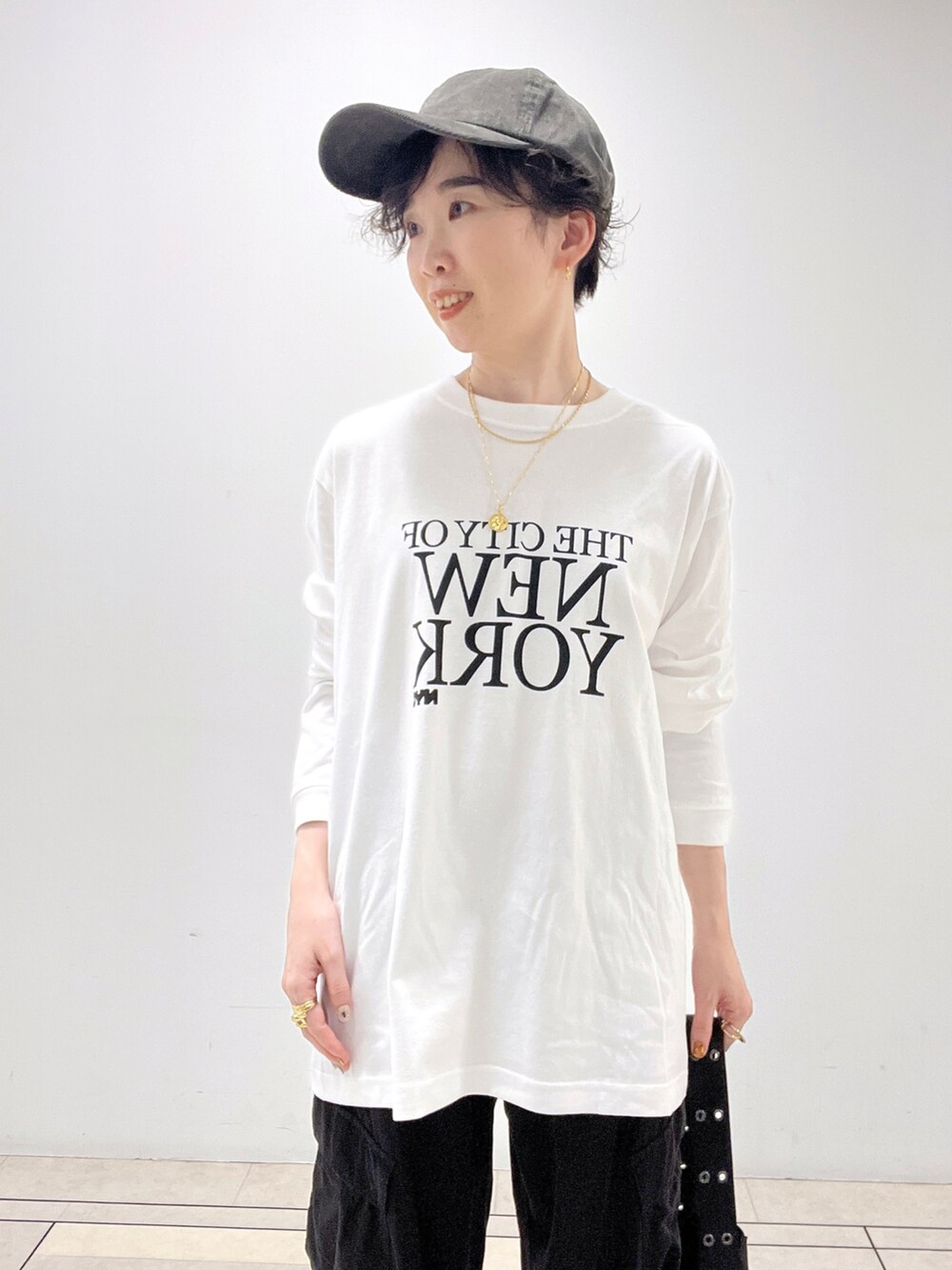 ブラック系のカーゴパンツ、ベージュ系のノーカラーコート、ホワイト系のTシャツ/カットソーを着用したレディースの秋コーディネートの4枚目の写真