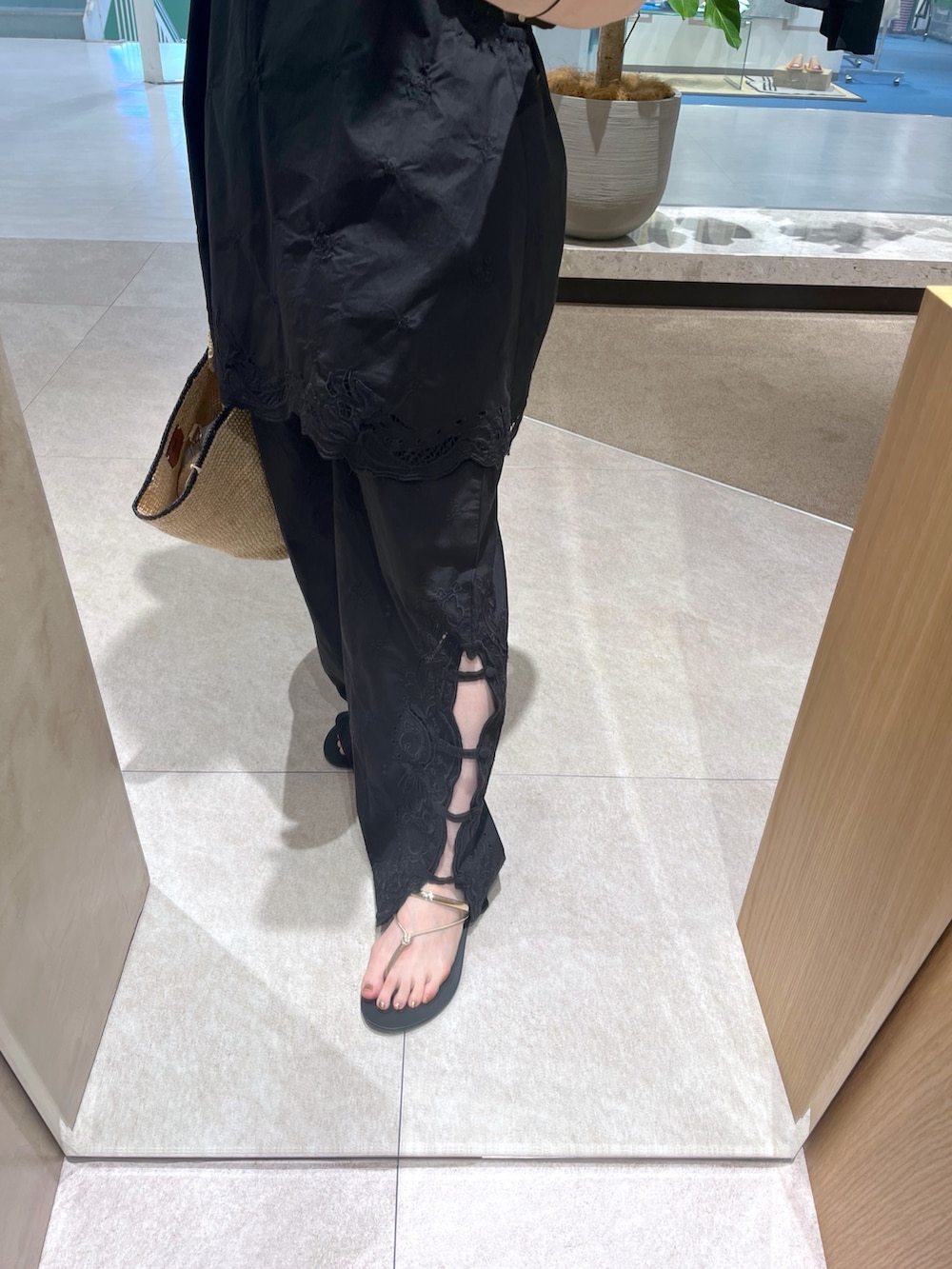 ブラック系のキャミソール、ブラック系のその他パンツ、ブラウン系のTシャツ/カットソーを着用したレディースの夏コーディネートの3枚目の写真