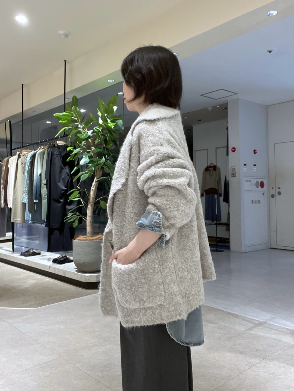 グレー系のスラックス、ホワイト系のTシャツ/カットソー、ベージュ系のその他アウターを着用したレディースの秋コーディネートの4枚目の写真